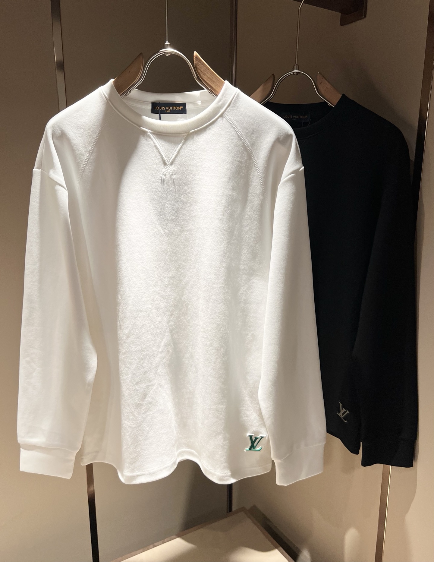 NO:522179,LouisVuitt*Louis*Deng The new series of autumn and winter products in 2025 are launched, a very fashionable and avant-garde long-sleeved sweatshirt for men and women, logo pattern glue-pressing design!  Different from the past, it declares the design concept that has been passed down for many years in the brand!  Its eye-catchingness is no less than any classic style, perfectly presenting the fashionable, high-end and luxurious feeling in front of the world!  Made of imported cotton materials, selected high-quality pure cotton fabrics, soft and soft to the touch, the real thing is definitely beyond your imagination, and it has been used to the extreme!  Size M-3XL, louis vuitton,louis vuitton,hoodie,sweatshirts,alexander wang19860909LouisVuitt*路易*登 2025秋冬全新系列单品上线,非常时髦前卫的一款男女同款长袖卫衣,标识logo图案压胶设计！区别于以往的不同,宣示品牌传承多年的设计理念！其吸睛度完全不亚于任何经典款式,将时髦高级感与奢华感完美呈现在世人眼前！客供进口全棉材质制成,精选优质纯棉面料,触感软糯亲肤细腻,实物到手绝对超乎你的想象,发挥到了极致！尺码M-3XL,,louis vuitton,louis vuitton,hoodie,sweatshirts,alexander wang,Men's clothing