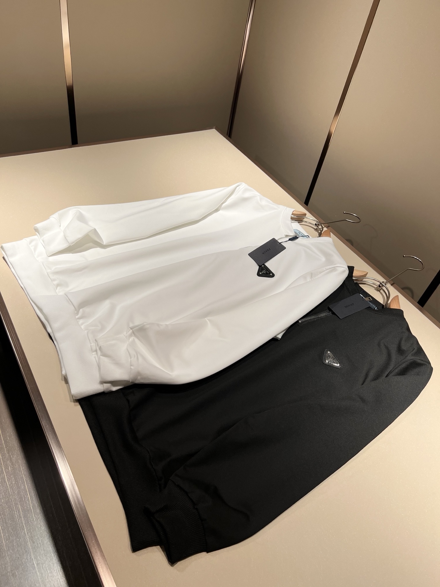 PRAD*A普*达2025秋冬新款男女同款👫长袖卫衣，最新款全网独家首上！！~既经典有时尚百搭，谁不爱啊