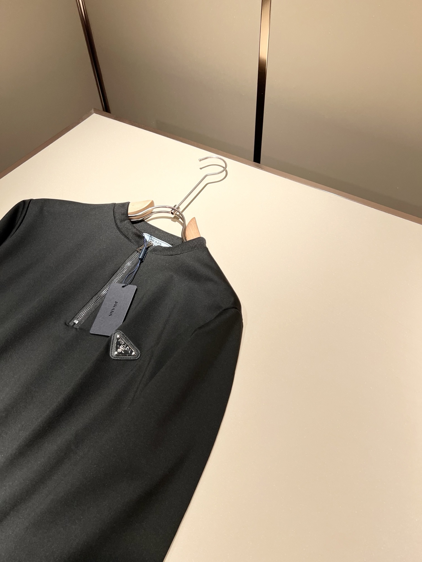 PRAD*A普*达2025秋冬新款男女同款👫长袖卫衣，最新款全网独家首上！！~既经典有时尚百搭，谁不爱啊