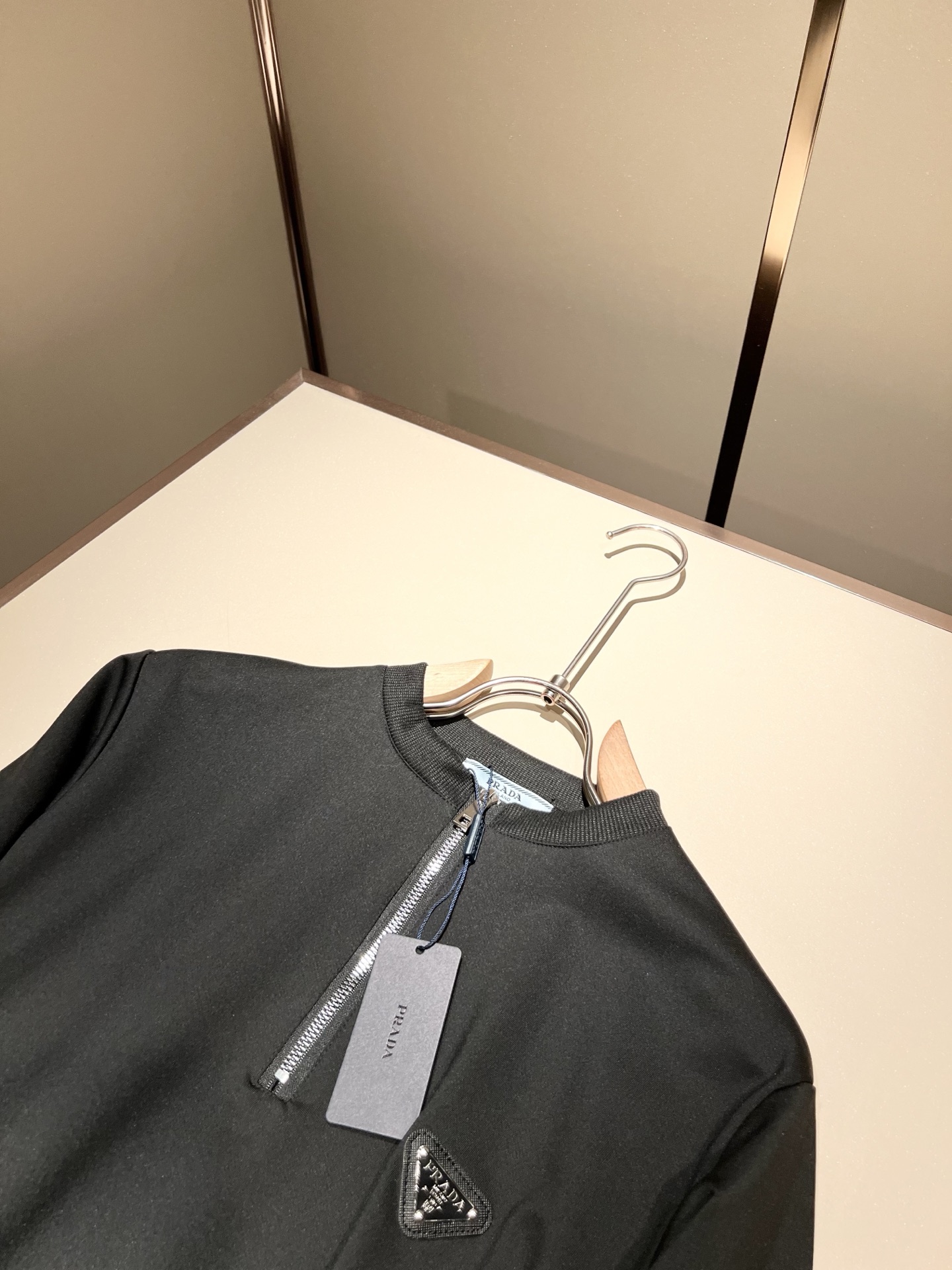 PRAD*A普*达2025秋冬新款男女同款👫长袖卫衣，最新款全网独家首上！！~既经典有时尚百搭，谁不爱啊