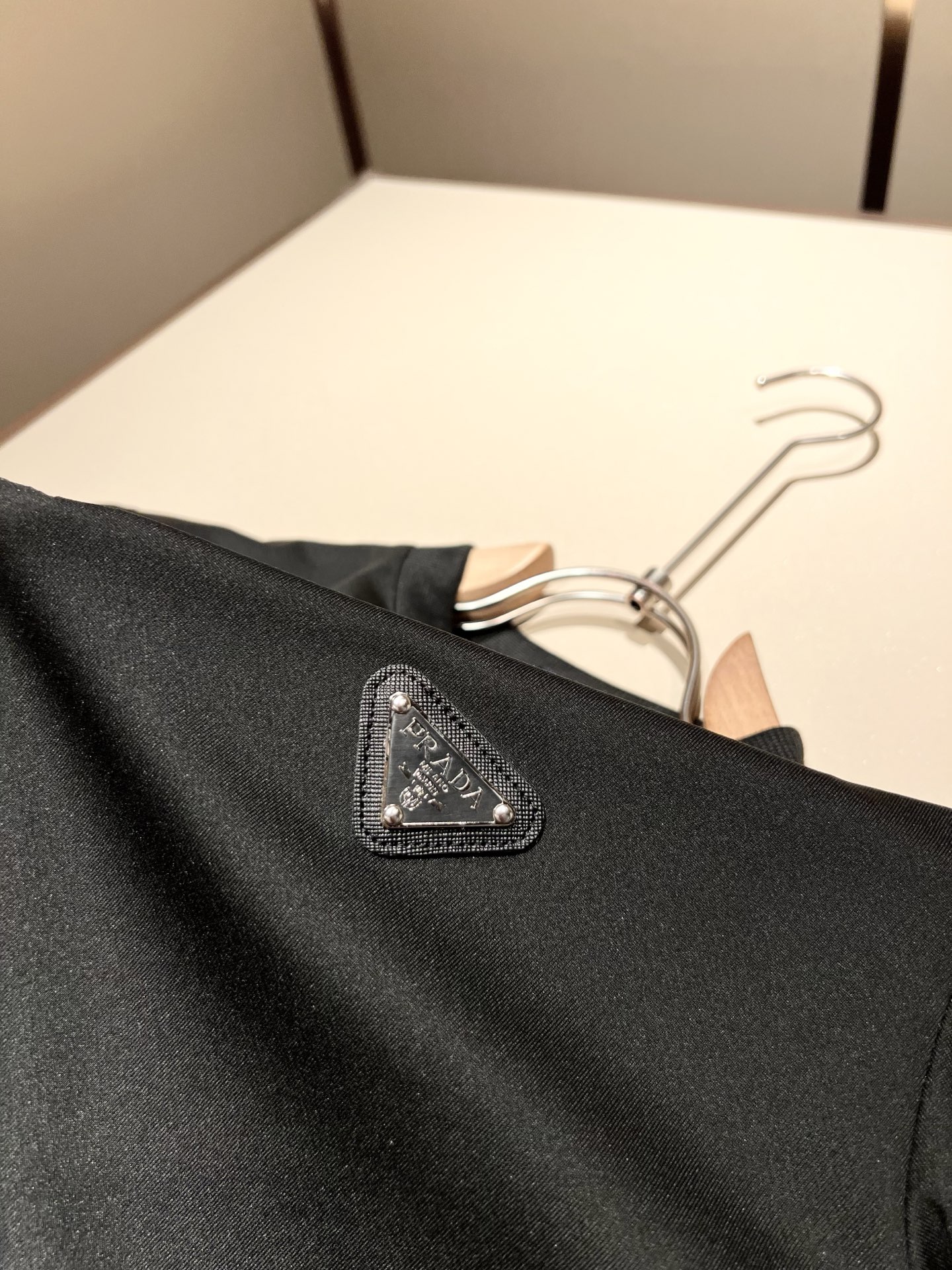 PRAD*A普*达2025秋冬新款男女同款👫长袖卫衣，最新款全网独家首上！！~既经典有时尚百搭，谁不爱啊