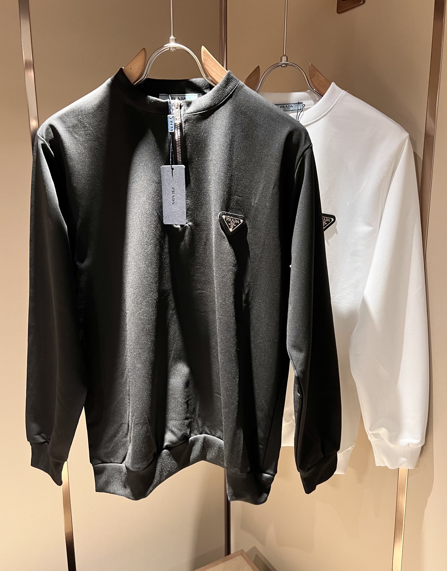 NO:523333,PRAD*A Pu*da 2025 autumn and winter new men and women's same long-sleeved sweatshirt, the latest model is exclusively available on the entire network!  !  ~ It is classic and fashionable and versatile, who doesn’t like it? It will show the classic again. It is very pleasing to the eye and comes with a low luxury halo and recognition!  Pr*da's traditional brand concept and modern advanced technology are perfectly combined. Coupled with the extremely modern and modern minimalist design, P home exclusive three-dimensional logo pattern badge design!  Customized 100% imported pure cotton fabric!  The texture of this model is quite touching, the specifications and grades are known with tentacles. The degree of delicateness and breathability are top-notch!  Size M-3XL, prada, hoodie, sweatshirts, alexander wang19860909PRAD*A普*达2025秋冬新款男女同款长袖卫衣,最新款全网独家首上！！~既经典有时尚百搭,谁不爱啊,将经典再次展现,非常的耐看,自带低奢光环与辨识度！Pr*da传统的品牌理念和现代化的先进技术进行了完美结合.加上极其现代摩登风范的简约设计,p家专属立体logo图案徽章设计！定制百分百进口纯棉的面料！此款的质感相当感人 触手便知规格档次 细腻程度与透气效果堪称顶级！尺码M-3XL,,prada,hoodie,sweatshirts,alexander wang,Men's clothing