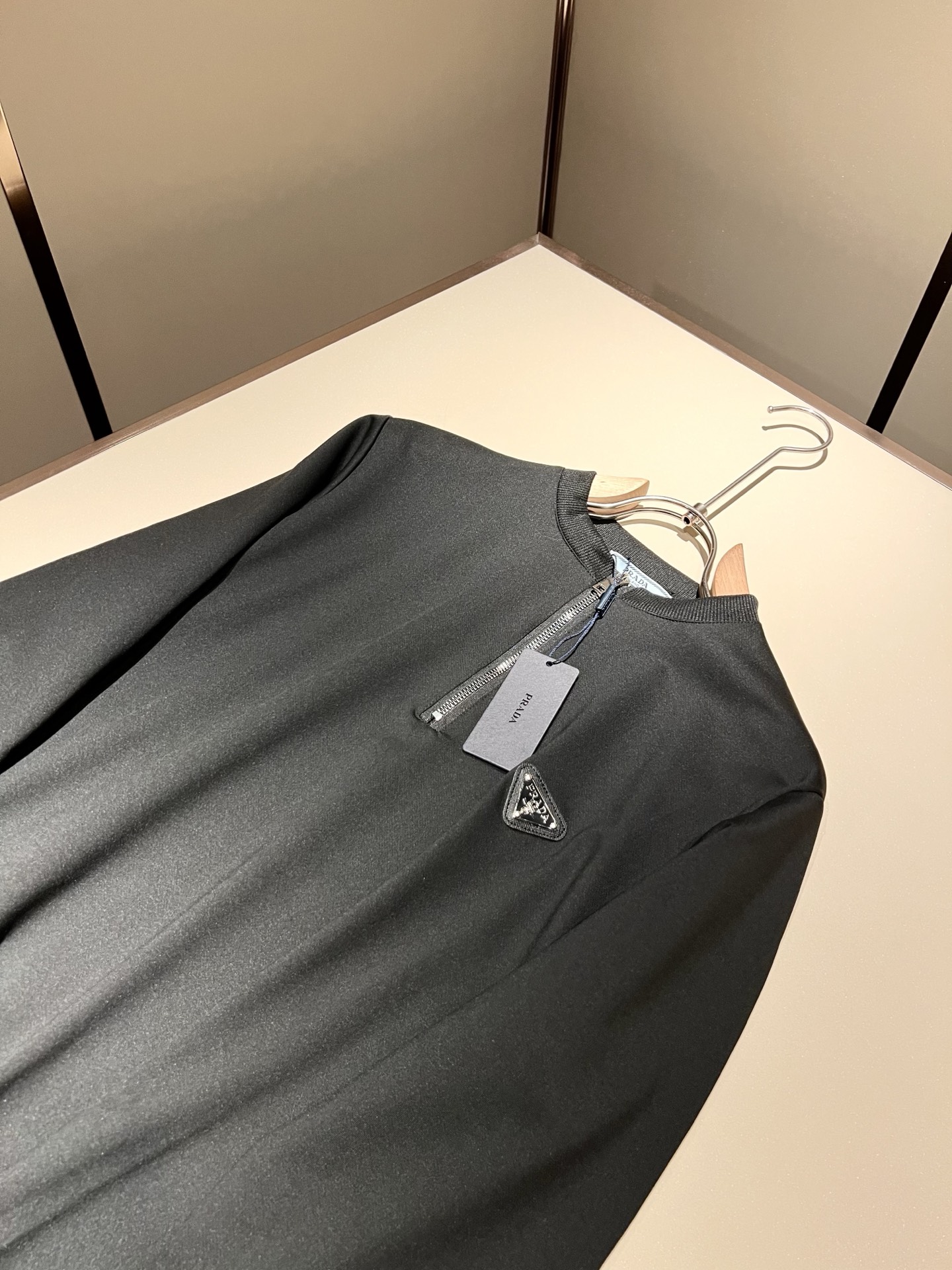 PRAD*A普*达2025秋冬新款男女同款👫长袖卫衣，最新款全网独家首上！！~既经典有时尚百搭，谁不爱啊