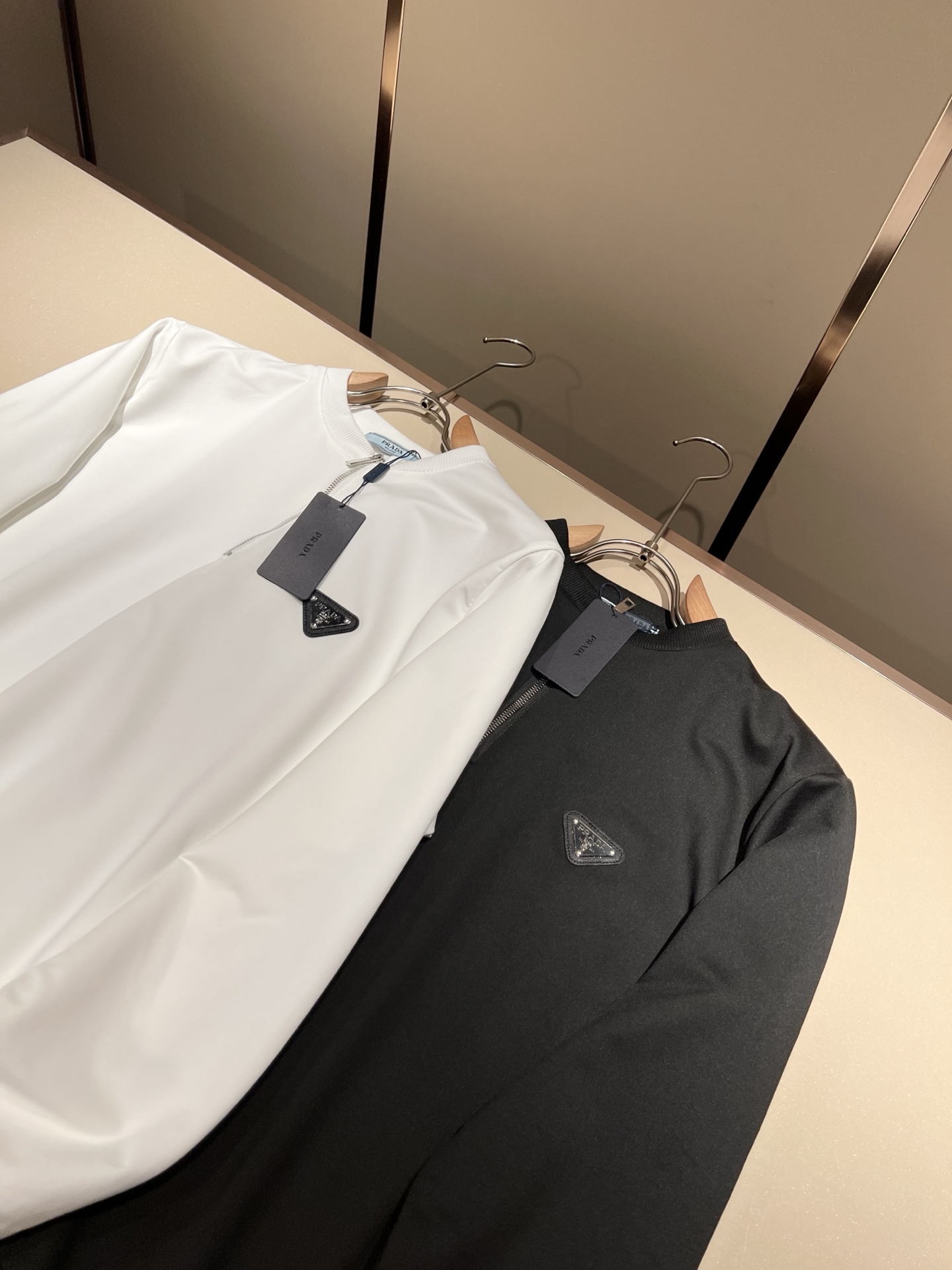 PRAD*A普*达2025秋冬新款男女同款👫长袖卫衣，最新款全网独家首上！！~既经典有时尚百搭，谁不爱啊