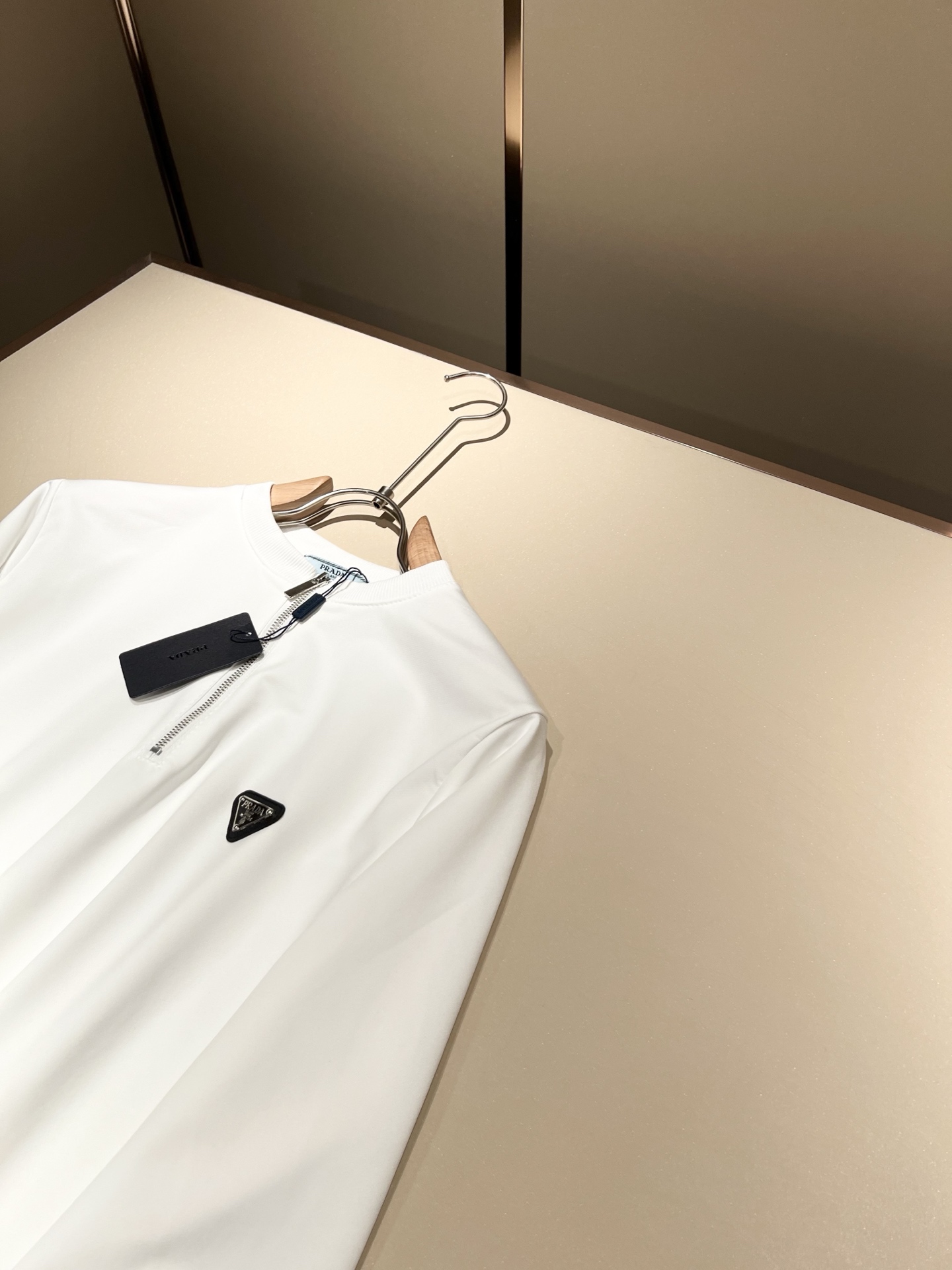 PRAD*A普*达2025秋冬新款男女同款👫长袖卫衣，最新款全网独家首上！！~既经典有时尚百搭，谁不爱啊