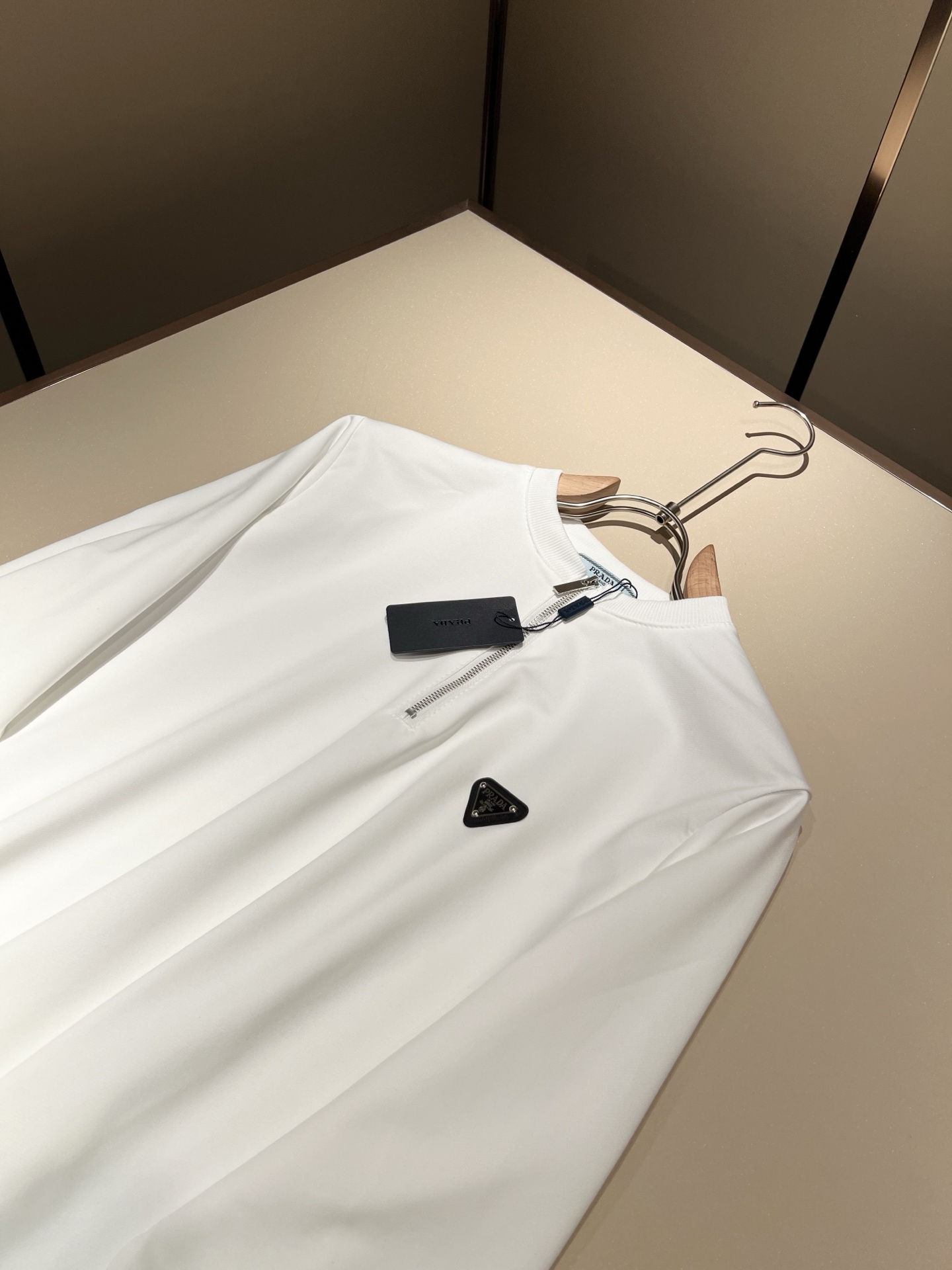 PRAD*A普*达2025秋冬新款男女同款👫长袖卫衣，最新款全网独家首上！！~既经典有时尚百搭，谁不爱啊