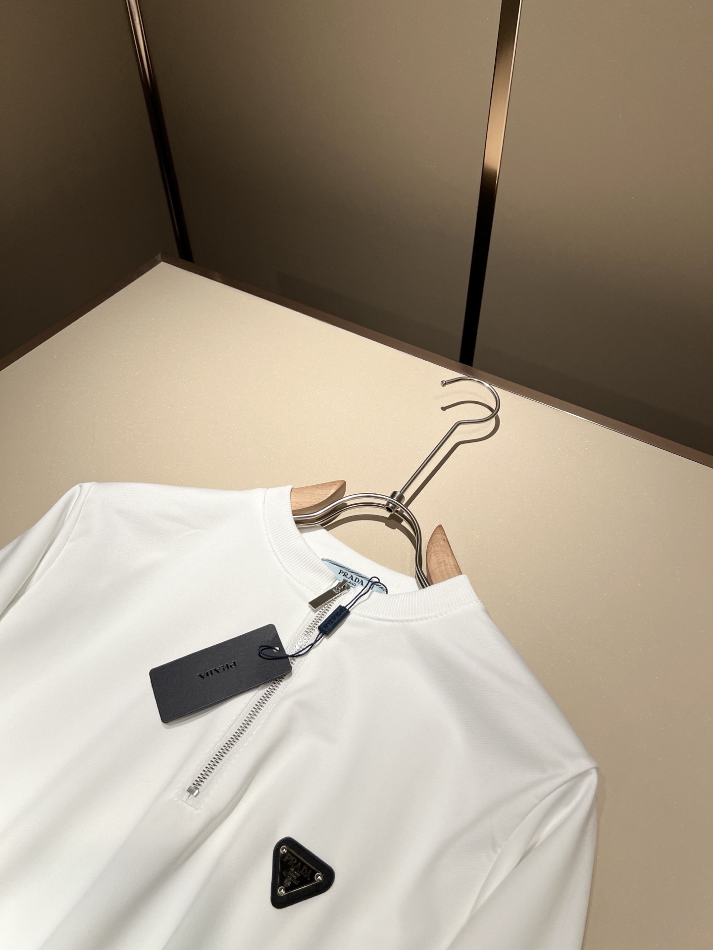 PRAD*A普*达2025秋冬新款男女同款👫长袖卫衣，最新款全网独家首上！！~既经典有时尚百搭，谁不爱啊