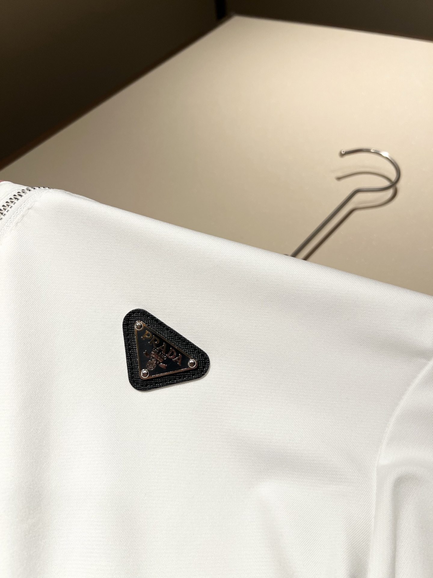 PRAD*A普*达2025秋冬新款男女同款👫长袖卫衣，最新款全网独家首上！！~既经典有时尚百搭，谁不爱啊