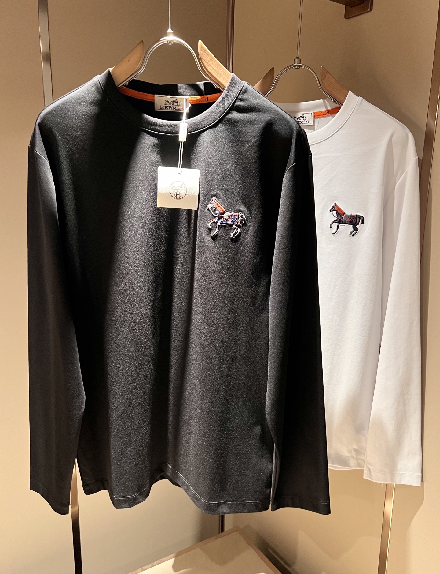 NO:522157,Her*mes 2025 autumn and winter new men's long-sleeved base T-shirt, a newly upgraded versatile basic style, low-key and luxurious, and a choice of character!  Select high-quality and selected pure cotton fabrics!  Created, enjoy a relaxed and comfortable wearing experience, with super vertical performance, and has a strong sense of art. The iconic logo embroidery craftsmanship is designed with meticulous craftsmanship and high recognition, showing the new brand micro-label culture!  Classic perfect design, precise and in place for cutting. Simple and atmospheric style, and can show fashionable charm in daily leisure life. Size M-3XL, tees, t-shirt, alexander wang19860909Her*mes爱*仕2025秋冬新款男士长袖打底T恤,全新升级百搭基础款,低调奢华,品格之选！甄选优质精选纯棉面料！打造而成,享受轻松自在的穿着体验,有着超强的垂直性能 艺术感极强标志性logo刺绣工艺设计,工艺细致,辨识度极高,展现全新品牌微标文化！经典完美版型设计,在裁剪上精准到位.简约大气风格,又能在日常休闲生活中展现时尚魅力.尺码M-3XL,,tees，t-shirt,alexander wang,Men's clothing