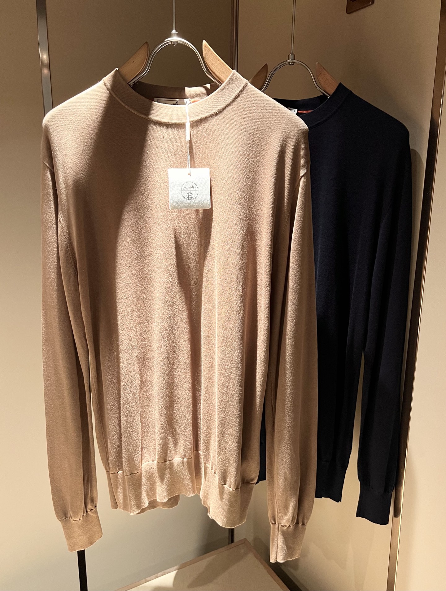 NO:522164,Her*mes 2025 autumn and winter new men's sweater, a new upgraded versatile basic style, low-key and luxurious, and a choice of character!  Made of high-quality selected high-quality wool, it has super vertical performance, meticulous craftsmanship, extremely recognizable, showing the new brand micro-label culture!  Classic perfect design, precise and in place for cutting. Simple and atmospheric style, and can show fashionable charm in daily leisure life. Size M-3XL, alexander wang19860909Her*mes爱*仕2025秋冬新款男士针织衫,全新升级百搭基础款,低调奢华,品格之选！甄选优质精选优质羊毛打造而成,有着超强的垂直性能 工艺细致,辨识度极高,展现全新品牌微标文化！经典完美版型设计,在裁剪上精准到位.简约大气风格,又能在日常休闲生活中展现时尚魅力.尺码M-3XL,,alexander wang,Men's clothing