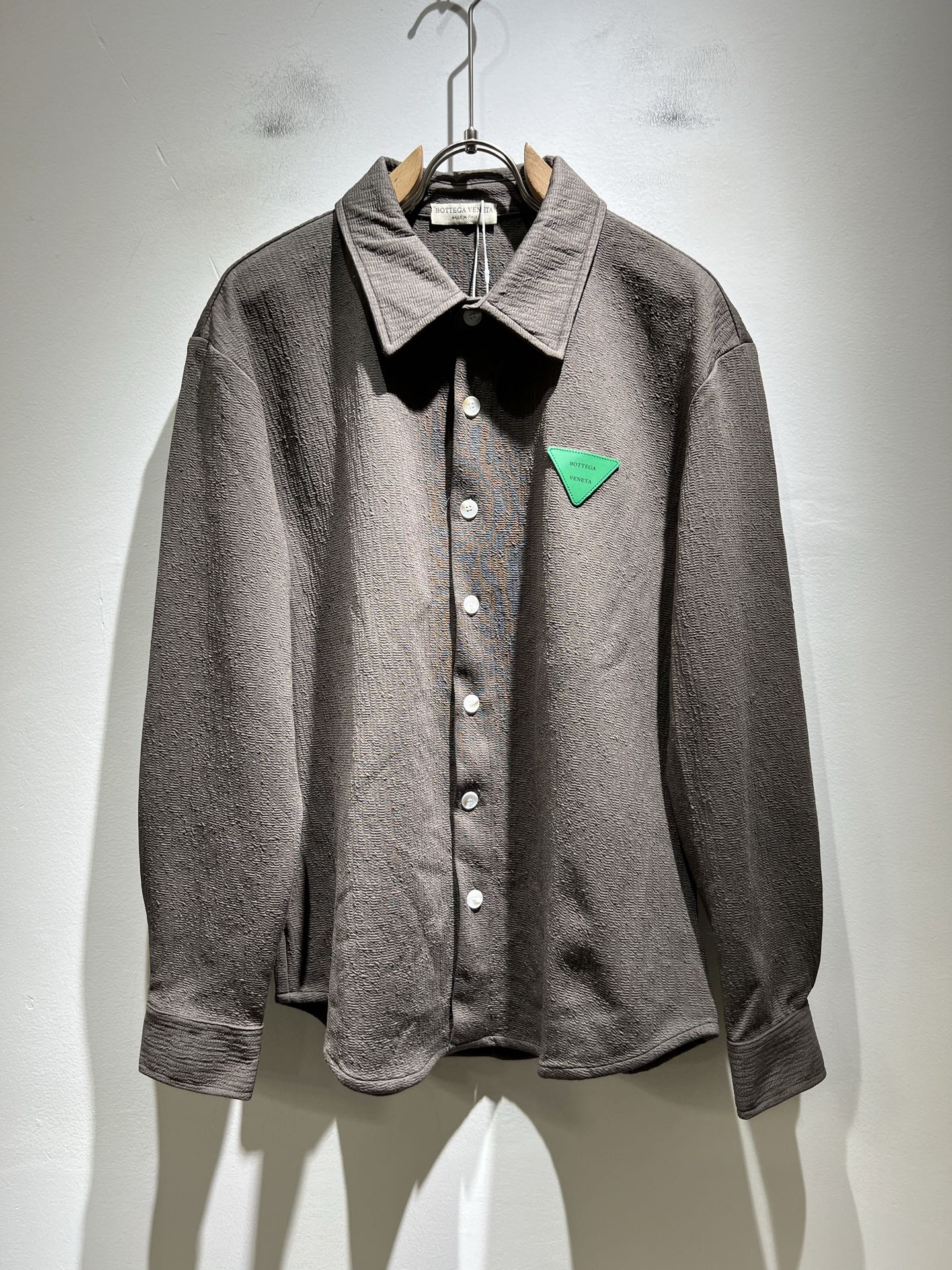 NO:522186,BottegaVene*a Bao*jia 2025 autumn and winter new men's shirt, this is the most powerful solid color high-quality fabric so far this year!  !  !  Leather design with logo pattern!  These alone are enough to beat the ordinary styles on the market. BV is really going to be fully powered this year!  Botte**Veneta 2025 autumn and winter series, orders from Taiwan trading companies, and available in Hong Kong Lane Crawford. The unique design style is simple and elegant. Nowadays, only the original single trading company dares to make many colors that match the counter to meet all the matching needs of men!  !  The details are in place and are reflected in the natural light. You can see this at a glance and instantly improve the texture of the clothes. And the fabric of this clothes took 6 months!  !  !  Size M-3XL, bottega veneta, bottega veneta, alexander wang19860909BottegaVene*a宝*嘉 2025秋冬新款男士衬衣,,这是今年目前为止最牛批的一款纯色高品质面料！！！衣身logo图案皮革设计！光是这些就足够吊打市面上那些一般的款式了,BV今年是真的要火力全开了！Botte**Veneta 2025秋冬系列,来自台湾贸易公司的订单,香港连卡佛也有售.独特的设计风格简约大气,这年头也只有原单贸易公司才敢做出足以匹敌专柜的诸多颜色来,满足一切男士的搭配需求！！细节到位自然光下体现的淋漓尽致.这个您入手一目了然,瞬间提升了衣服的质感.并且此款衣服面料,耗时6个月！！！尺码 M-3XL,,bottega veneta,bottega veneta,alexander wang,Men's clothing