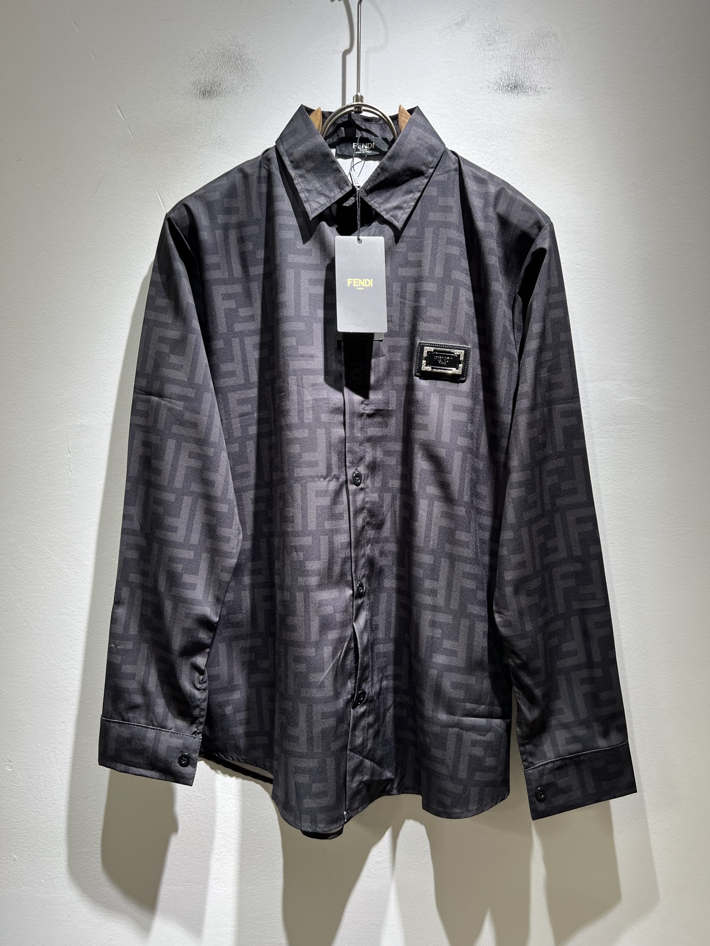 NO:522165,FEN*DI Fendi 2025 autumn new men's long-sleeved shirt, trendy light luxury new product debut, original single replica product, high-end quality, highest version in the market, Milan fashion designer model, sneak peek, exclusive on-site; panoramic letter logo pattern printing modification!  Customer-supplied original traceless stretch spandex fabric!  The same style for men and women!  The upper body effect is excellent, and the comfortable and close body show your temperament!  Code number M-4xL, fendi, fendi, alexander wang19860909FEN*DI芬迪 2025秋季新款男士长袖衬衣,潮流轻奢新品登场 原单复刻产物 高端品质 市场最高版本 米兰时装设计师款 先睹为快,独家现货发售；全景字母logo图案印花修饰！客供原版无痕弹力氨纶面料！男女同款！上身效果超赞,舒适贴身彰显气质！码数M-4xL,,fendi,fendi,alexander wang,Men's clothing