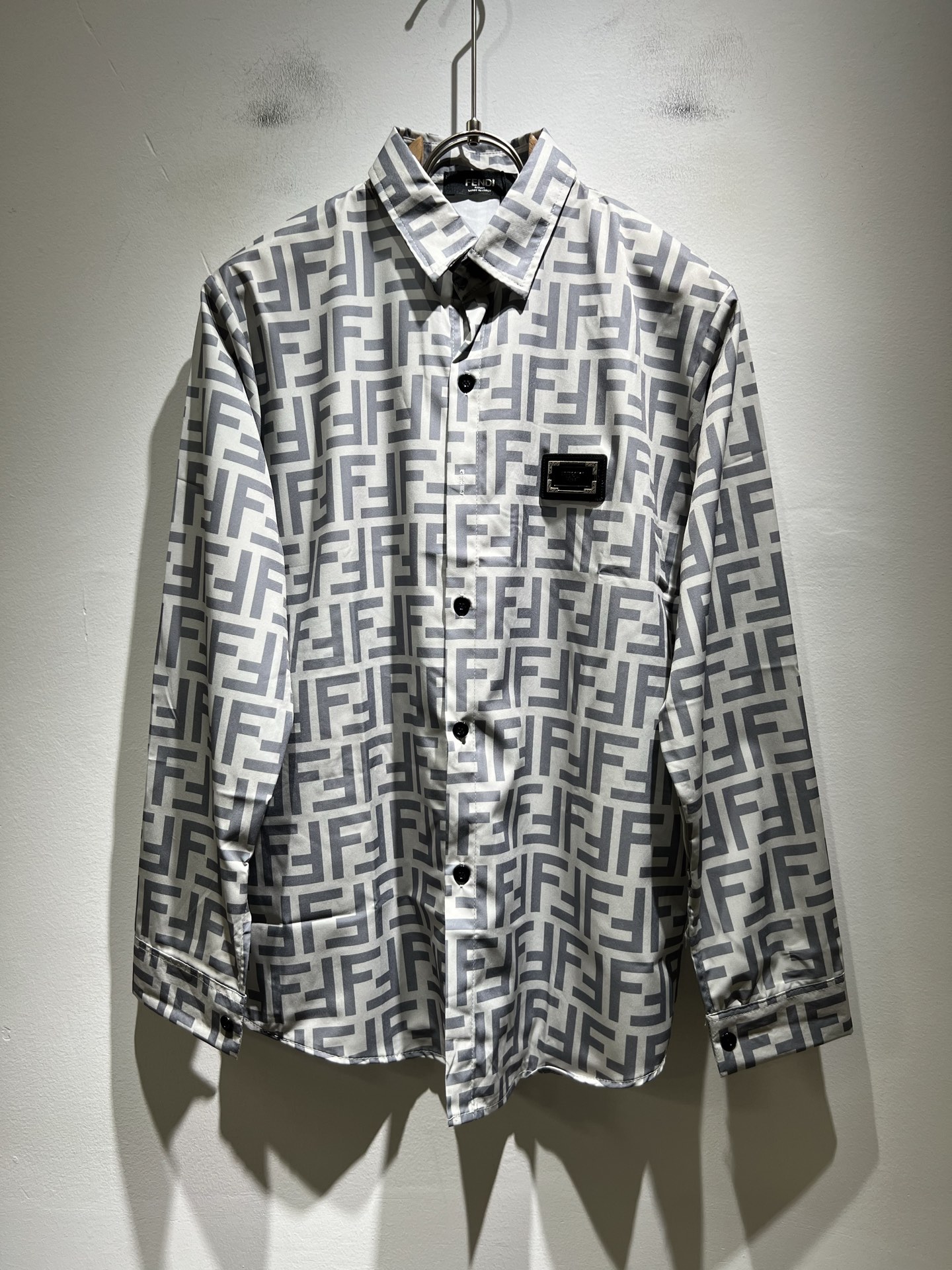 NO:522168,FEN*DI Fendi 2025 autumn new men's long-sleeved shirt, trendy light luxury new product debut, original single replica product, high-end quality, highest version in the market, Milan fashion designer model, sneak peek, exclusive on-site; panoramic letter logo pattern printing modification!  Customer-supplied original fabric!  The same style for men and women!  The upper body effect is excellent, and the comfortable and close body show your temperament!  Code number M-4xL, fendi, fendi, alexander wang19860909FEN*DI芬迪 2025秋季新款男士长袖衬衣,潮流轻奢新品登场 原单复刻产物 高端品质 市场最高版本 米兰时装设计师款 先睹为快,独家现货发售；全景字母logo图案印花修饰！客供原版面料！男女同款！上身效果超赞,舒适贴身彰显气质！码数M-4xL,,fendi,fendi,alexander wang,Men's clothing