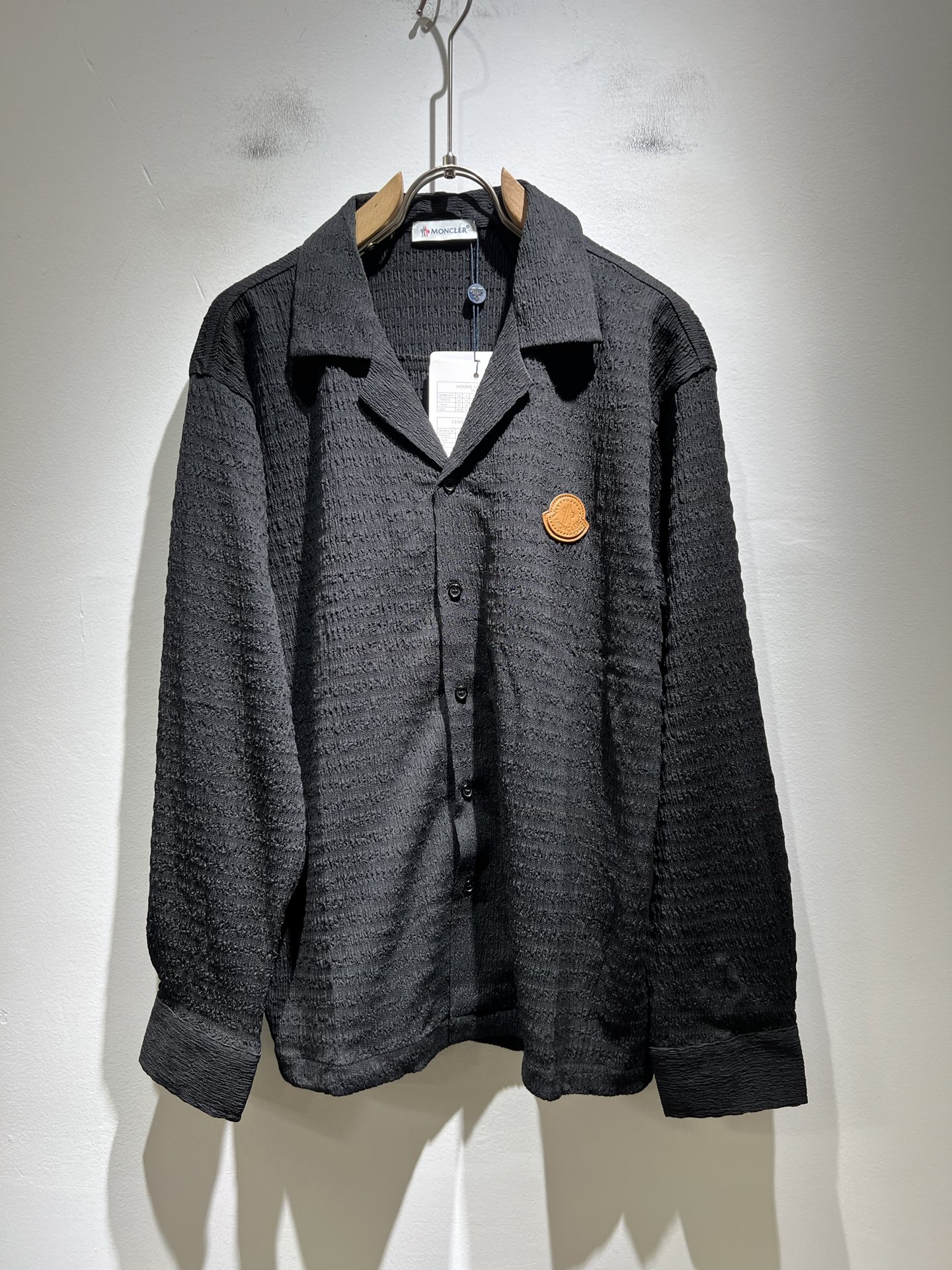 NO:522177,MON Meng**kou 2025 autumn new men's original single men's long-sleeved shirt, trading company goods, and the official website is released simultaneously!  This type of basic items is a must-see every season, and is supplied with imported polyester fiber fabrics!  Comfort and breathability are both comfortable and breathable, with full overall visual value, and a logo badge on the chest!  A single item with extremely high dressing rate!  Standard style and tailoring, comfortable stretching, and unrestrained exercise!  The lapel design meets the needs of simple styles, while having strong practical wearability, high-end, atmospheric and high-end!  Universal and versatile model. Size M-3XL, alexander wang19860909MON蒙**口2025秋季新款男士原单男士长袖衬衣,贸易公司货,官网同步发售！此类型的基础单品是每季必出现的,客供进口聚酯纤维面料！舒适性与透气性兼备,整体视觉值满分,胸前logo徽章修饰！穿搭率极高的单品！版型剪裁标准,伸展舒适,运动无拘束！翻领的设计在满足简约的风格上的需求同时,实穿性强,高端大气上档次！ 万能百搭款.尺码M-3XL,,alexander wang,Men's clothing