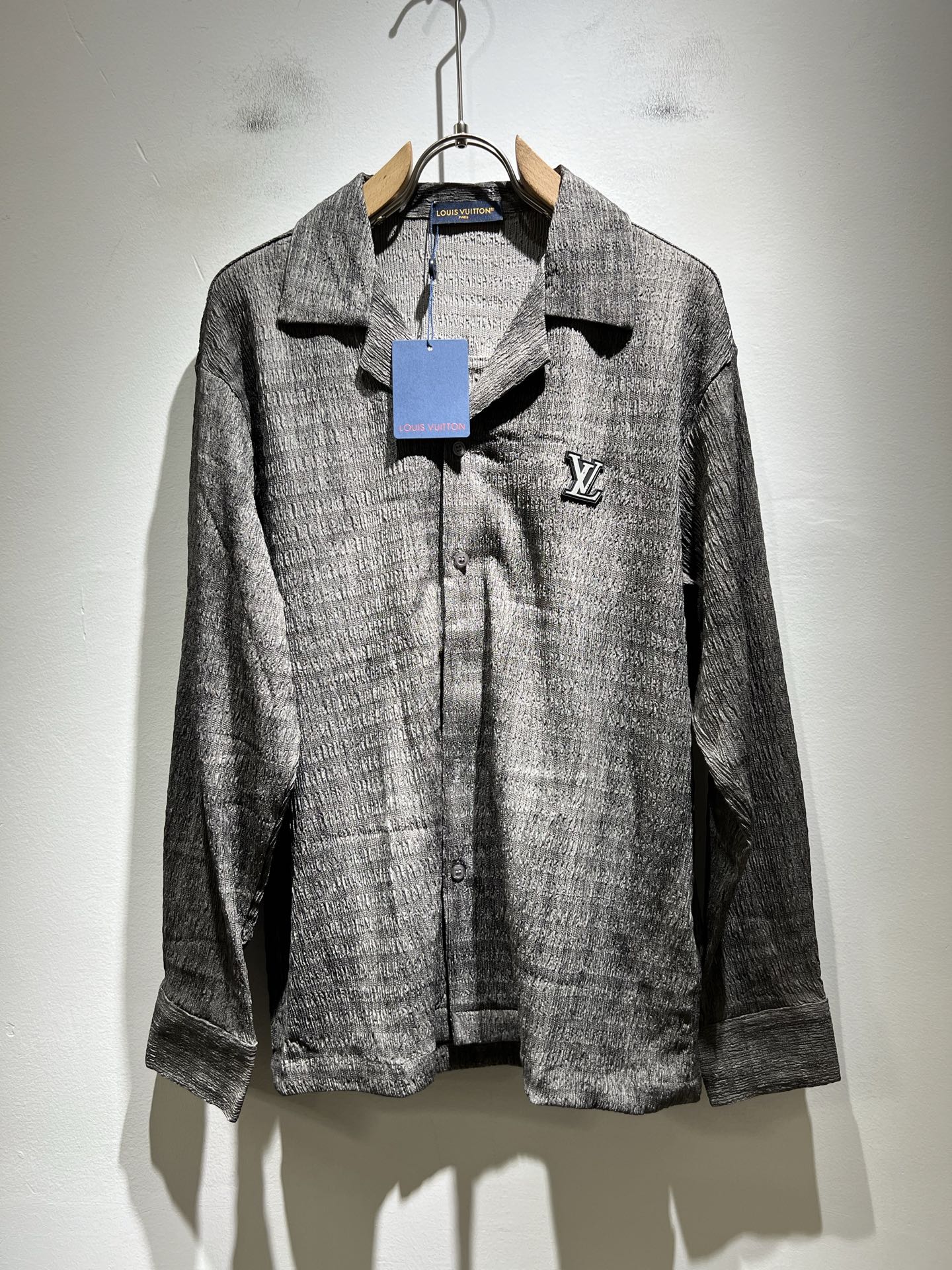 NO:522166,Louis Vuit*on 2025 autumn new light luxury men and women's uniform shirts, the new high-end of the Louis family, the details and quality are always flawless, customized original poplin cotton fabric!  Creative design of letter logo pattern on chest!  If you don’t buy a few Louis items this spring, you are not considered a fashion expert. It interprets Louis’ iconic elements, which are really something that everyone loves. It is super soft and tough, and has excellent breathability. It comes from world-class trade-level OEM channels, with extremely rare quantity and no help after selling out. It is clean and neat. This is the special skill of the Louis family and the latest craftsmanship this quarter. The degree of meticulousness has reached the top, and the loose three-dimensional tailoring design is a unique one. It is a fusion of luxury and fashion!  Size M-3XL, louis vuitton,louis vuitton,alexander wang19860909Louis Vuit*on 路易*登 2025秋季新款轻奢男女同款衬衣,路易家族的新高端,细节品质永远的那么完美无瑕,定制原版府绸棉面料！胸前字母logo图案压胶创意设计！今年春季节没有入手几件路易你算不上时尚达人.诠释路易的标志性元素,实属人见人爱的东西.超级柔软且具有韧性,透气感也是绝佳.来自世界级贸易级别的代工厂渠道,数量极其稀少售完无补.干净俐落.这是路易家族的看家绝活也是本季度的最新工艺.细致化程度已经达到顶端了,宽松立体剪裁的版型设计堪称一绝.属于奢华与时尚的融合！尺码M-3XL,,louis vuitton,louis vuitton,alexander wang,Men's clothing