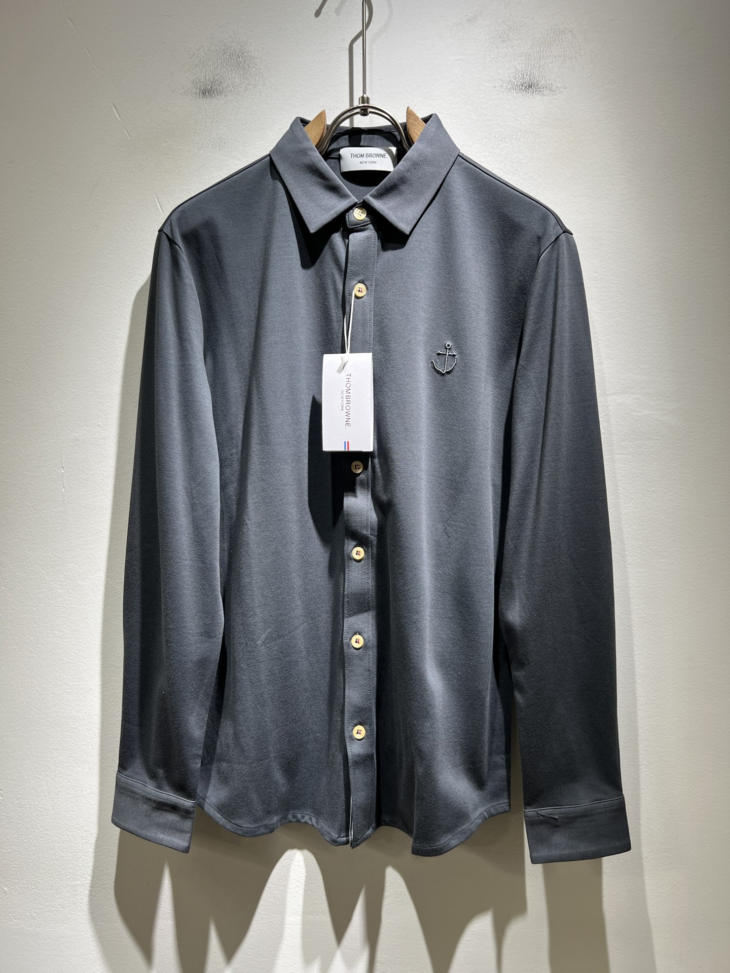 NO:522163,ThomBrow*e Tom*Long 2025 autumn and winter new shirt!  Th*m Br*wne long-sleeved shirt creates a unique style and meticulous detail. The new 'Habbi' cut design style is casual and casual. It lacks the formality but has more casual and casual beauty. High-quality poplin cotton fabric is made of dot knitted, light and flat. It is gentle and soft and delicate texture. It is comfortable and breathable and has no burden when worn close to the body. Wearing a logo webbing design!  The logo shows the value of the brand image. Contrast colors and ribbed knitted strips reflect unique temperament. Size M-3XL, shirts, alexander wang19860909ThomBrow*e汤姆*朗2025秋冬新款衬衣！Th*m Br*wne长袖衬衫,造就与众不同的造型气质,细节性无微不至.新式“哈比人”裁剪设计款式休闲随意.少了正式感却多了份随意休闲的美感.优质府绸棉面料,运用点状针织制作而成,轻薄平整.温婉柔软和细腻的质感.贴身穿着舒适透气无负担.编织logo织带设计！标识展示品牌形象的价值.撞色搭配罗纹针织彩条饰带体现独特气质.尺码M-3XL,,shirts,alexander wang,Men's clothing