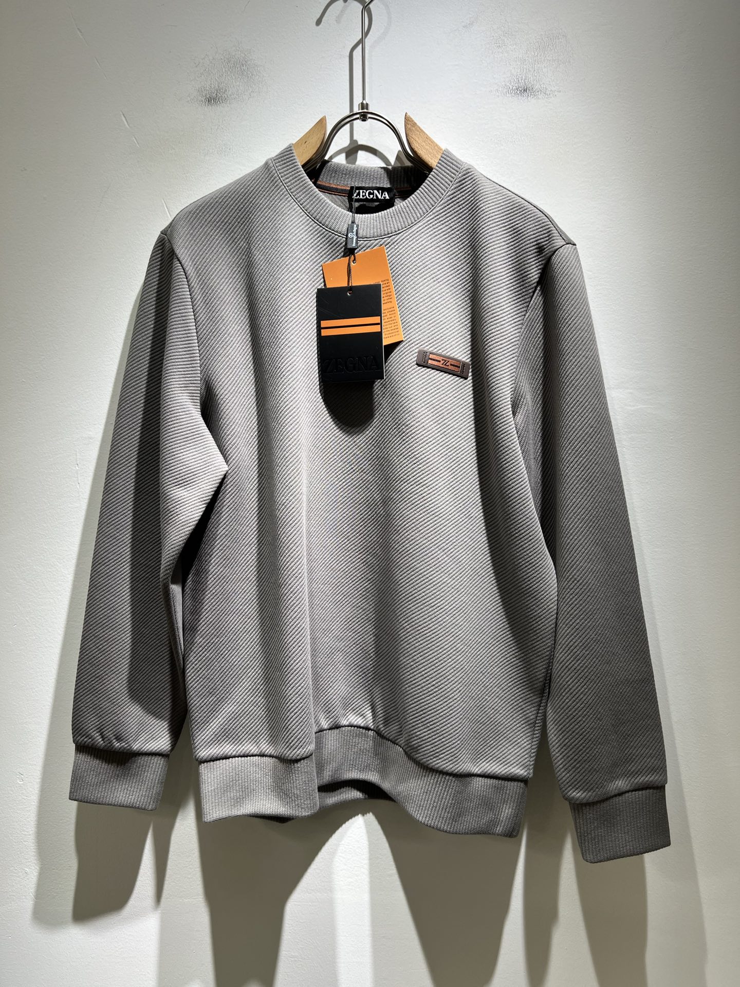 NO:522174,Ermenegildo Zeg*aJia 2025 autumn and winter new men's casual sweatshirt, the finale of the channel goods have appeared!  !  Sold simultaneously at the counter!  It is no exaggeration to say that this trouser is made from the original OEM channel, not a bragging original OEM, but is a product from the domestic ready-to-wear OEM factory officially authorized by Jenia!  Therefore, the ratio of quantity and size is extremely short, so you can earn it if you grab it!  The best trousers in autumn and winter are officially unveiled!  !  !  !  !  !  Zegna's things have always been one of the only essential outfits for successful business people!  Not everyone can easily surpass the brand's high-end style and its own strong aura. No matter which season the style is, it is a standard temperament!  However, the fabric style is between business and daily wear, so there is only Jenya, who focuses on men's business and leisure!  Whether you wear this style in a casual occasion or in a business occasion, you must wear it well and be able to wear it to your own taste!  Pants that give yourself unlimited points!  Size M-3XL, zegna, hoodie, sweatshirts, alexander wang19860909Ermenegildo Zeg*a杰*亚 2025秋冬新款男士休闲卫衣,压轴的渠道货出现了！！柜台同步销售！ 毫不夸张的说,此款裤装是原厂代工渠道的货,并不是吹牛的原厂代工,完全是由杰尼亚官方授权的国内成衣代工厂出来的产品！所以数量跟尺码配比都极度紧缺,抢到就是赚到！秋冬最好的裤装正式揭幕！！！！！！Zegna的东西,从来都是成功商务人士的专属必备行头之一！品牌高级的格调以及自带强大的气场并不是所有人都能轻易凌驾的.无论哪季的款式都是都是气质标配！但是面料版型又介乎于商务休闲跟日常穿着之间,也就只有专注于男装商务休闲的杰尼亚了！不论您是休闲场合穿搭,或者商务场合此款都能搭配的恰到好处要穿,就必须穿好的,能穿出属于自己品味的！给自己无限加分的裤子！尺码M-3XL,,zegna,hoodie,sweatshirts,alexander wang,Men's clothing