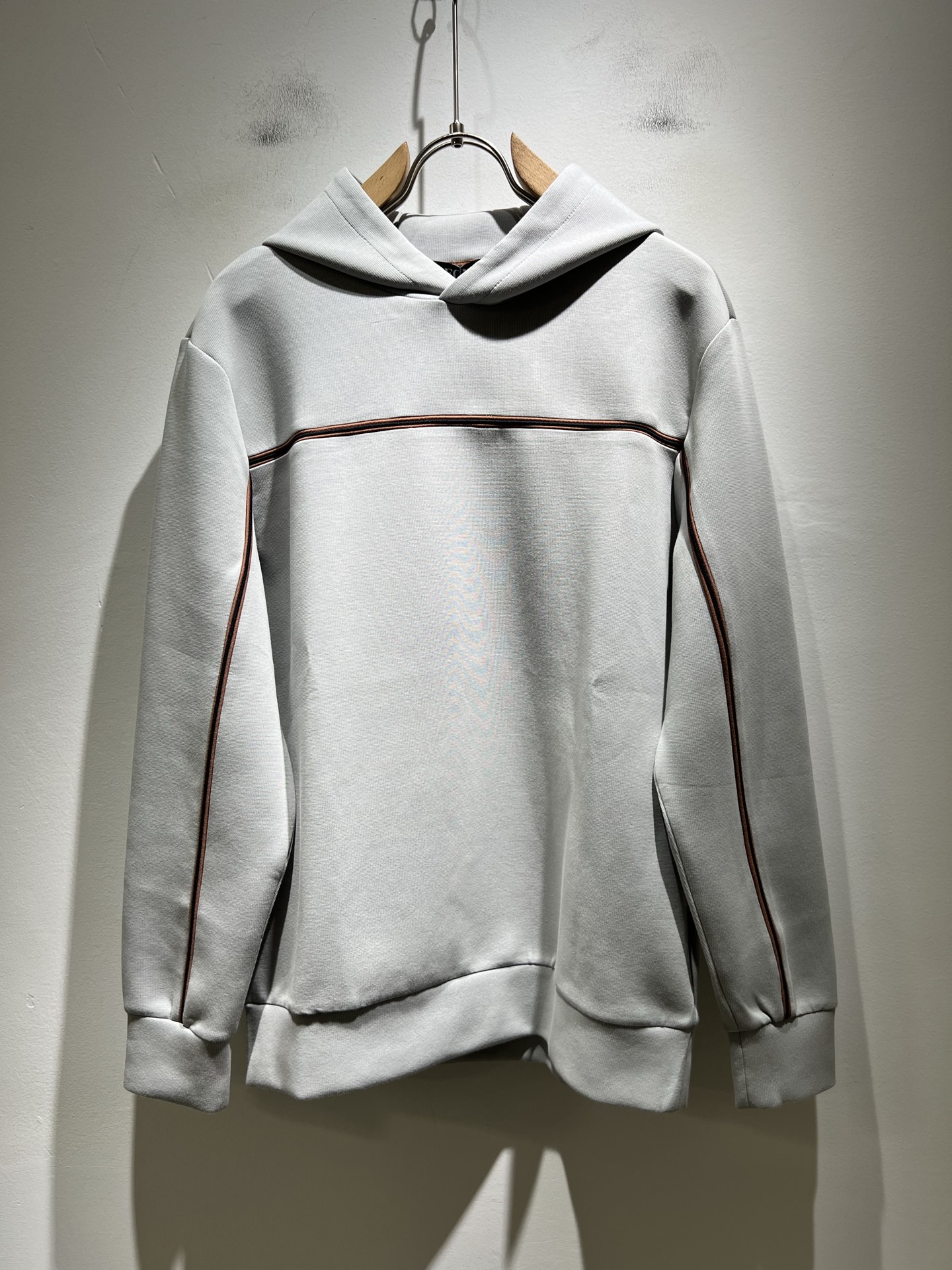 NO:522162,Ermenegildo Zeg*aJia 2025 autumn and winter new men's casual sweatshirt, the finale of the channel goods have appeared!  !  Sold simultaneously at the counter!  It is no exaggeration to say that this trouser is made from the original OEM channel, not a bragging original OEM, but is a product from the domestic ready-to-wear OEM factory officially authorized by Jenia!  Therefore, the ratio of quantity and size is extremely short, so you can earn it if you grab it!  The best trousers in autumn and winter are officially unveiled!  !  !  !  !  !  Zegna's things have always been one of the only essential outfits for successful business people!  Not everyone can easily surpass the brand's high-end style and its own strong aura. No matter which season the style is, it is a standard temperament!  However, the fabric style is between business and daily wear, so there is only Jenya, who focuses on men's business and leisure!  Whether you wear this style in a casual occasion or in a business occasion, you must wear it well and be able to wear it to your own taste!  Pants that give yourself unlimited points!  Size M-3XL, zegna, hoodie, sweatshirts, alexander wang19860909Ermenegildo Zeg*a杰*亚 2025秋冬新款男士休闲卫衣,压轴的渠道货出现了！！柜台同步销售！ 毫不夸张的说,此款裤装是原厂代工渠道的货,并不是吹牛的原厂代工,完全是由杰尼亚官方授权的国内成衣代工厂出来的产品！所以数量跟尺码配比都极度紧缺,抢到就是赚到！秋冬最好的裤装正式揭幕！！！！！！Zegna的东西,从来都是成功商务人士的专属必备行头之一！品牌高级的格调以及自带强大的气场并不是所有人都能轻易凌驾的.无论哪季的款式都是都是气质标配！但是面料版型又介乎于商务休闲跟日常穿着之间,也就只有专注于男装商务休闲的杰尼亚了！不论您是休闲场合穿搭,或者商务场合此款都能搭配的恰到好处要穿,就必须穿好的,能穿出属于自己品味的！给自己无限加分的裤子！尺码M-3XL,,zegna,hoodie,sweatshirts,alexander wang,Men's clothing