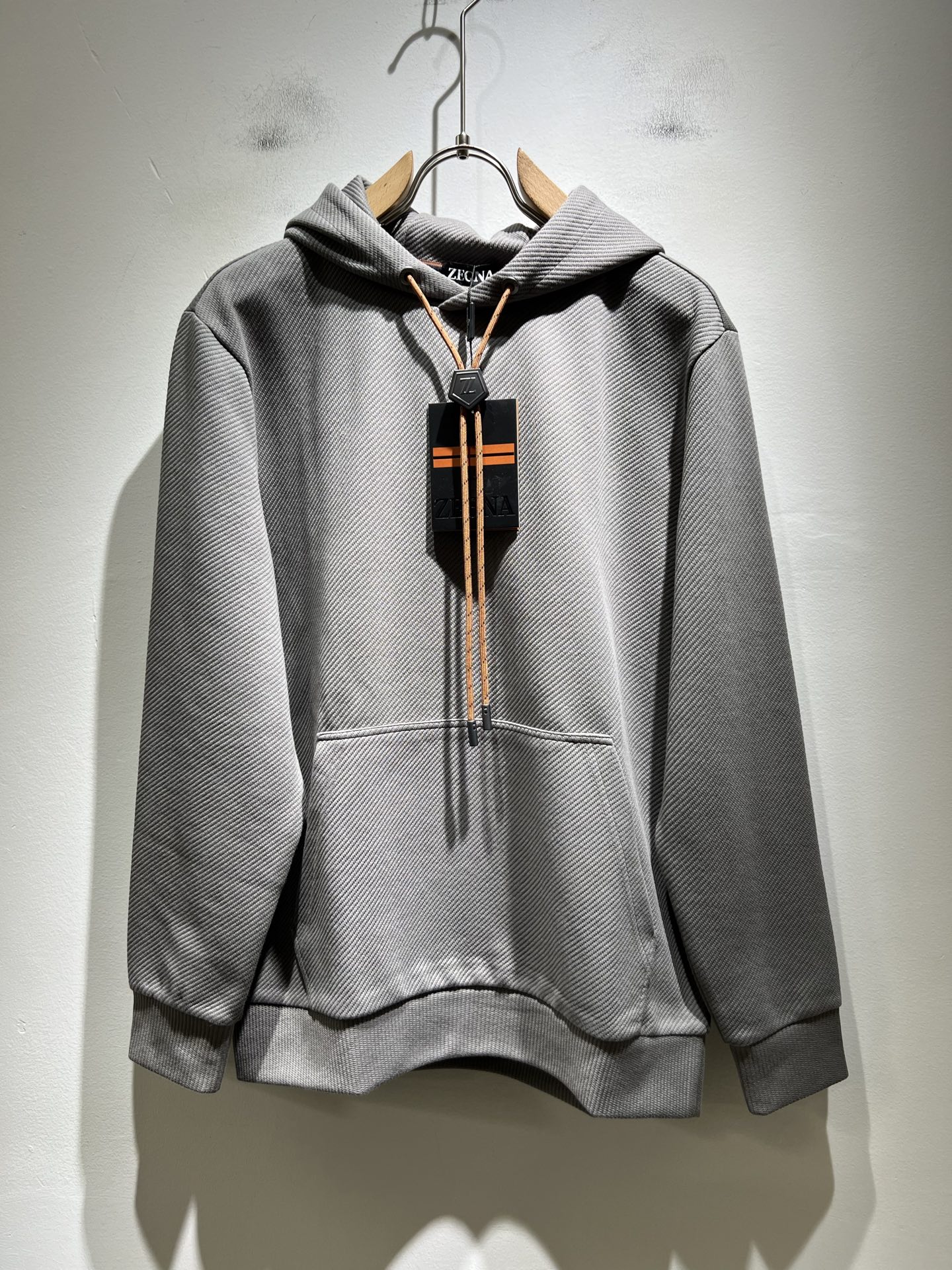 NO:522183,Ermenegildo Zeg*aJia 2025 autumn and winter new men's casual sweatshirt, the finale of the channel goods have appeared!  !  Sold simultaneously at the counter!  It is no exaggeration to say that this trouser is made from the original OEM channel, not a bragging original OEM, but is a product from the domestic ready-to-wear OEM factory officially authorized by Jenia!  Therefore, the ratio of quantity and size is extremely short, so you can earn it if you grab it!  The best trousers in autumn and winter are officially unveiled!  !  !  !  !  !  Zegna's things have always been one of the only essential outfits for successful business people!  Not everyone can easily surpass the brand's high-end style and its own strong aura. No matter which season the style is, it is a standard temperament!  However, the fabric style is between business and daily wear, so there is only Jenya, who focuses on men's business and leisure!  Whether you wear this style in a casual occasion or in a business occasion, you must wear it well and be able to wear it to your own taste!  Pants that give yourself unlimited points!  Size M-3XL, zegna, hoodie, sweatshirts, alexander wang19860909Ermenegildo Zeg*a杰*亚 2025秋冬新款男士休闲卫衣,压轴的渠道货出现了！！柜台同步销售！ 毫不夸张的说,此款裤装是原厂代工渠道的货,并不是吹牛的原厂代工,完全是由杰尼亚官方授权的国内成衣代工厂出来的产品！所以数量跟尺码配比都极度紧缺,抢到就是赚到！秋冬最好的裤装正式揭幕！！！！！！Zegna的东西,从来都是成功商务人士的专属必备行头之一！品牌高级的格调以及自带强大的气场并不是所有人都能轻易凌驾的.无论哪季的款式都是都是气质标配！但是面料版型又介乎于商务休闲跟日常穿着之间,也就只有专注于男装商务休闲的杰尼亚了！不论您是休闲场合穿搭,或者商务场合此款都能搭配的恰到好处要穿,就必须穿好的,能穿出属于自己品味的！给自己无限加分的裤子！尺码M-3XL,,zegna,hoodie,sweatshirts,alexander wang,Men's clothing