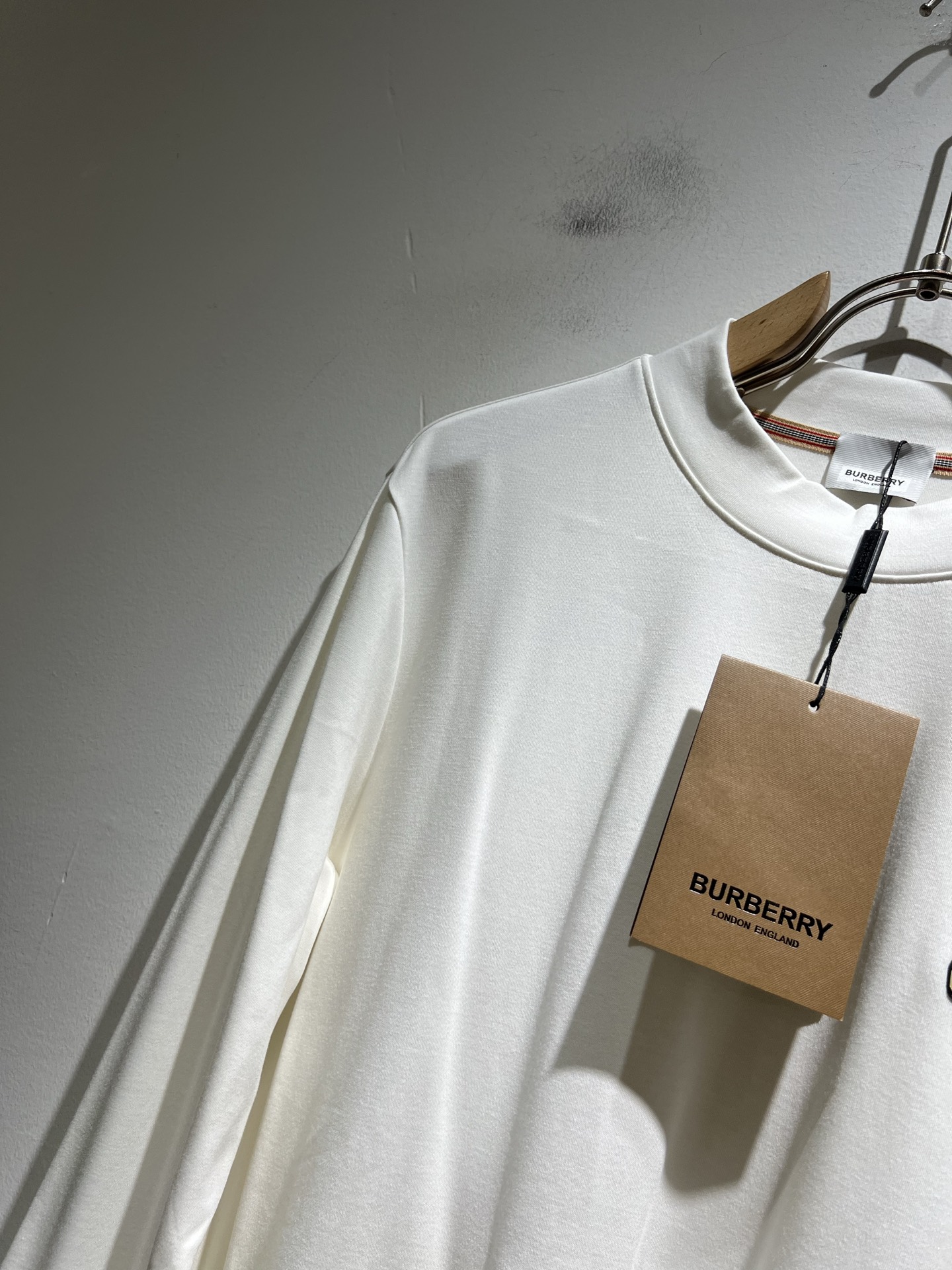 Bur*erry 巴*莉 2025秋冬新款男士打底衫，品牌最新设计元素！既不单调也不复杂,恰到好处的展现