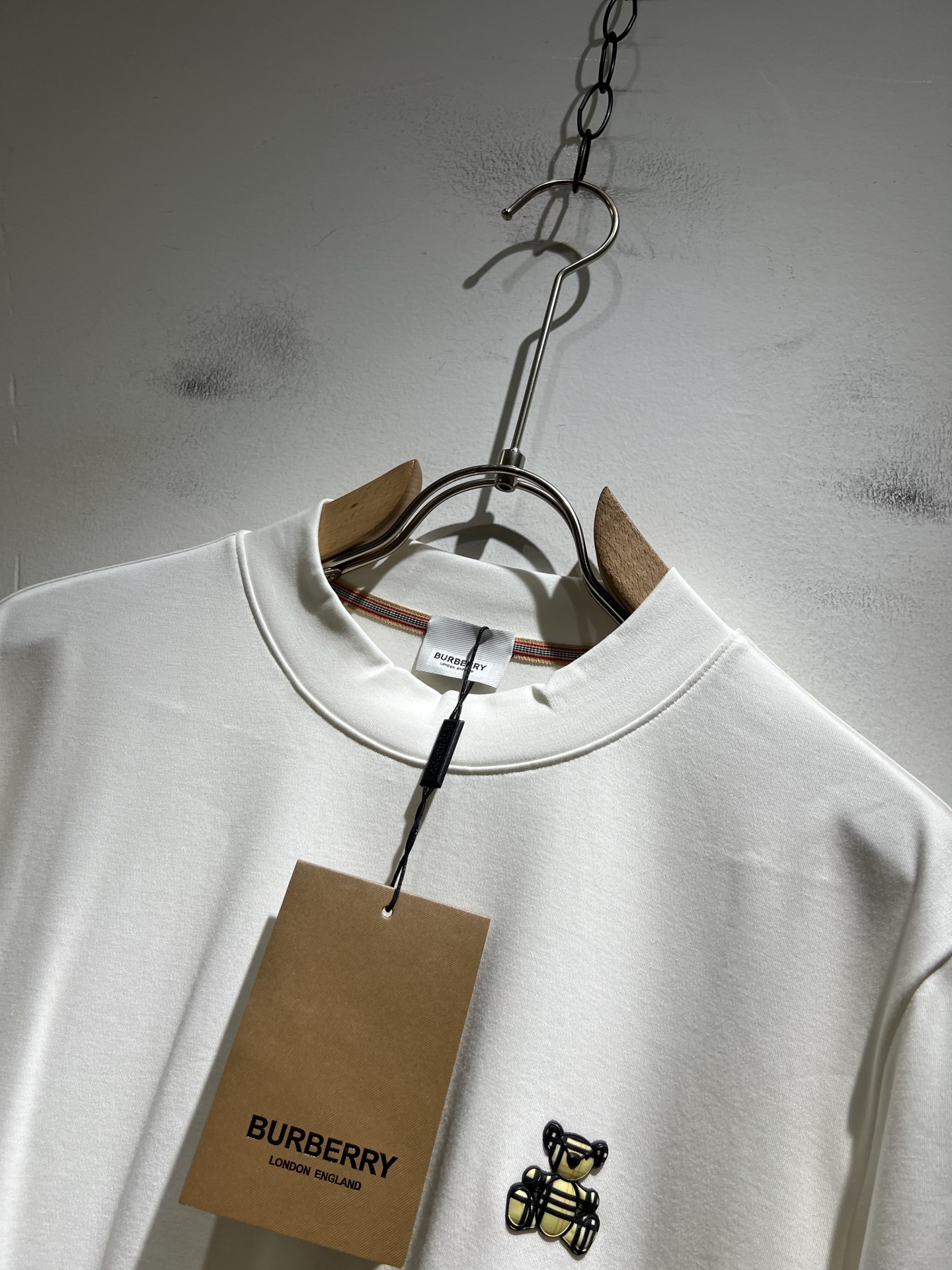 Bur*erry 巴*莉 2025秋冬新款男士打底衫，品牌最新设计元素！既不单调也不复杂,恰到好处的展现