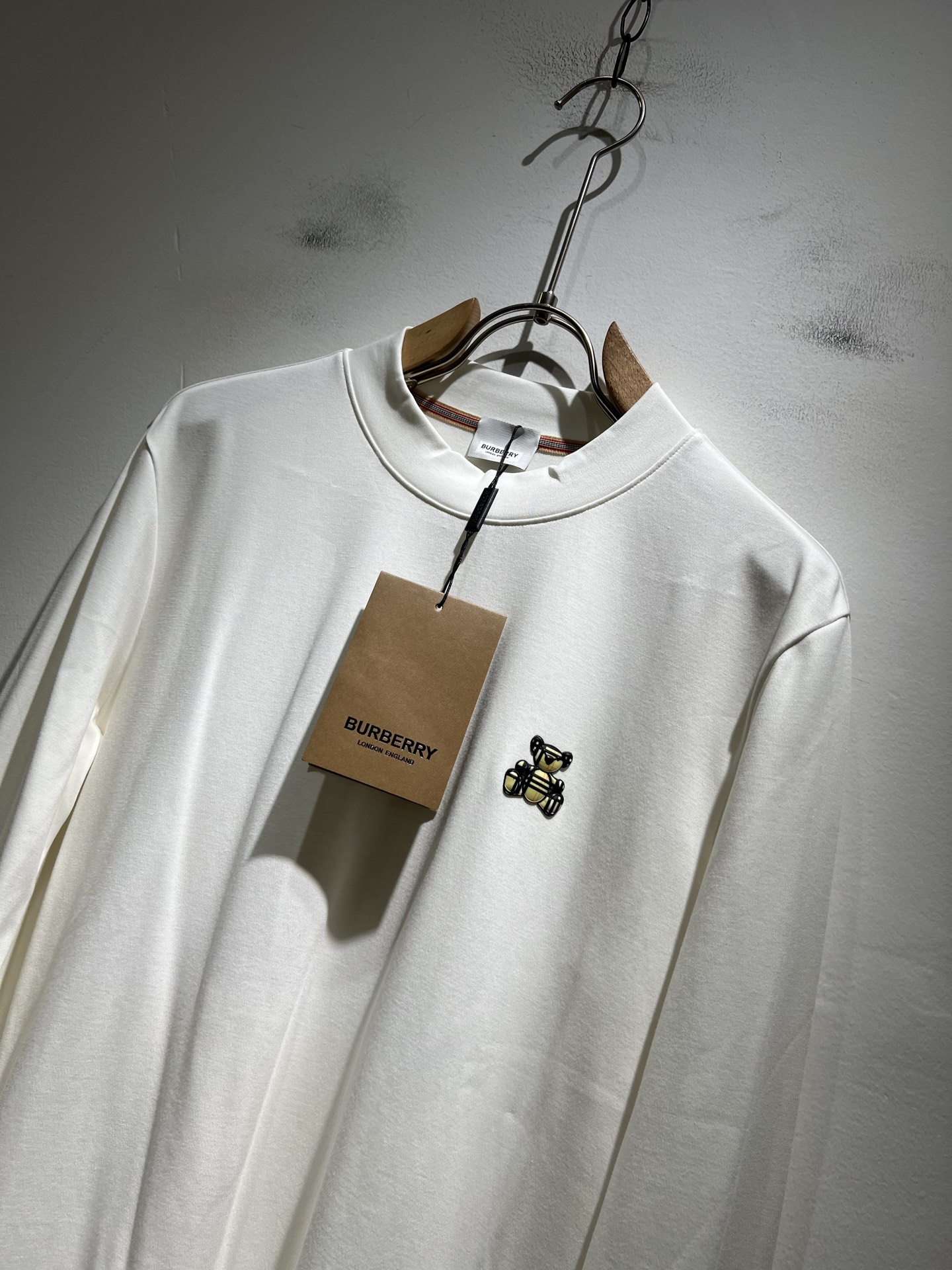 Bur*erry 巴*莉 2025秋冬新款男士打底衫，品牌最新设计元素！既不单调也不复杂,恰到好处的展现