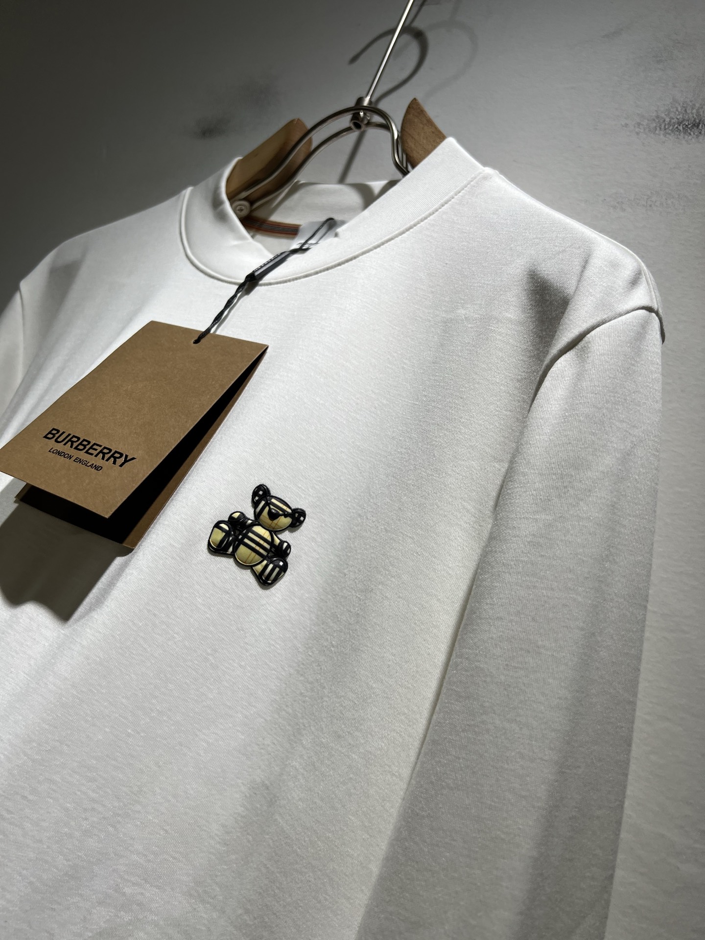 Bur*erry 巴*莉 2025秋冬新款男士打底衫，品牌最新设计元素！既不单调也不复杂,恰到好处的展现