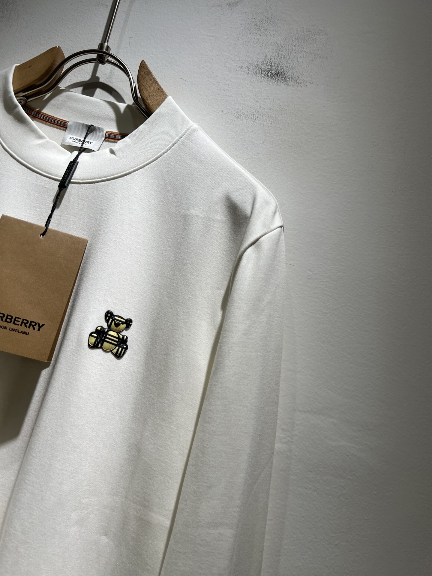 Bur*erry 巴*莉 2025秋冬新款男士打底衫，品牌最新设计元素！既不单调也不复杂,恰到好处的展现