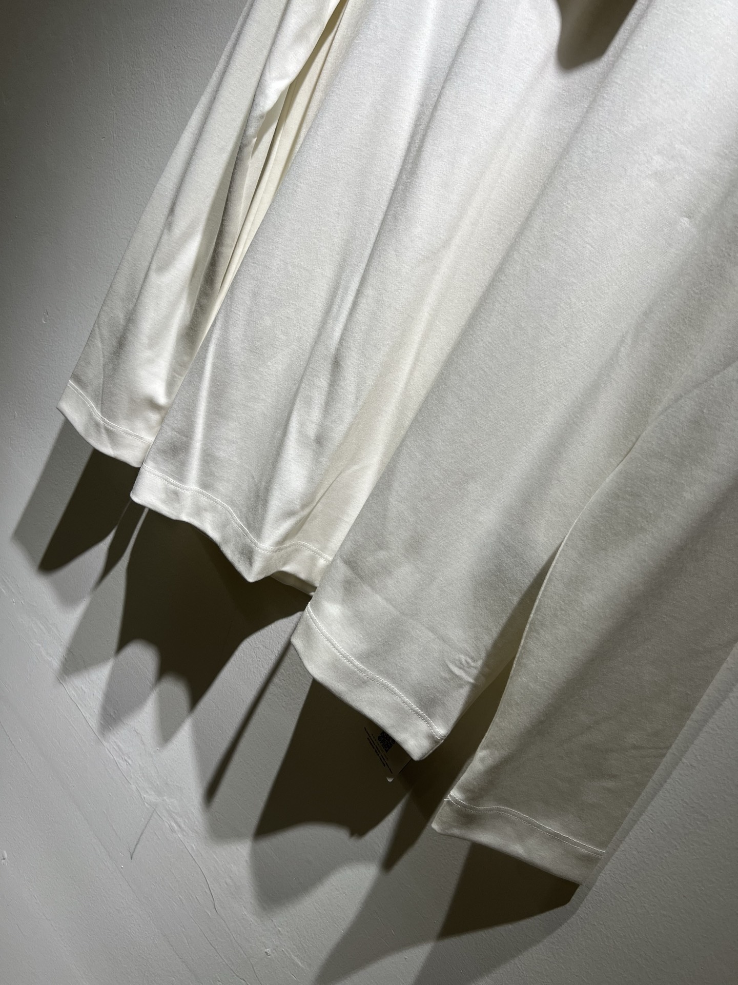 Bur*erry 巴*莉 2025秋冬新款男士打底衫，品牌最新设计元素！既不单调也不复杂,恰到好处的展现