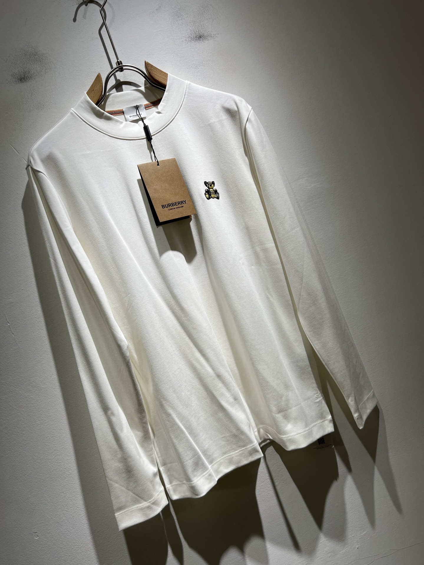 Bur*erry 巴*莉 2025秋冬新款男士打底衫，品牌最新设计元素！既不单调也不复杂,恰到好处的展现