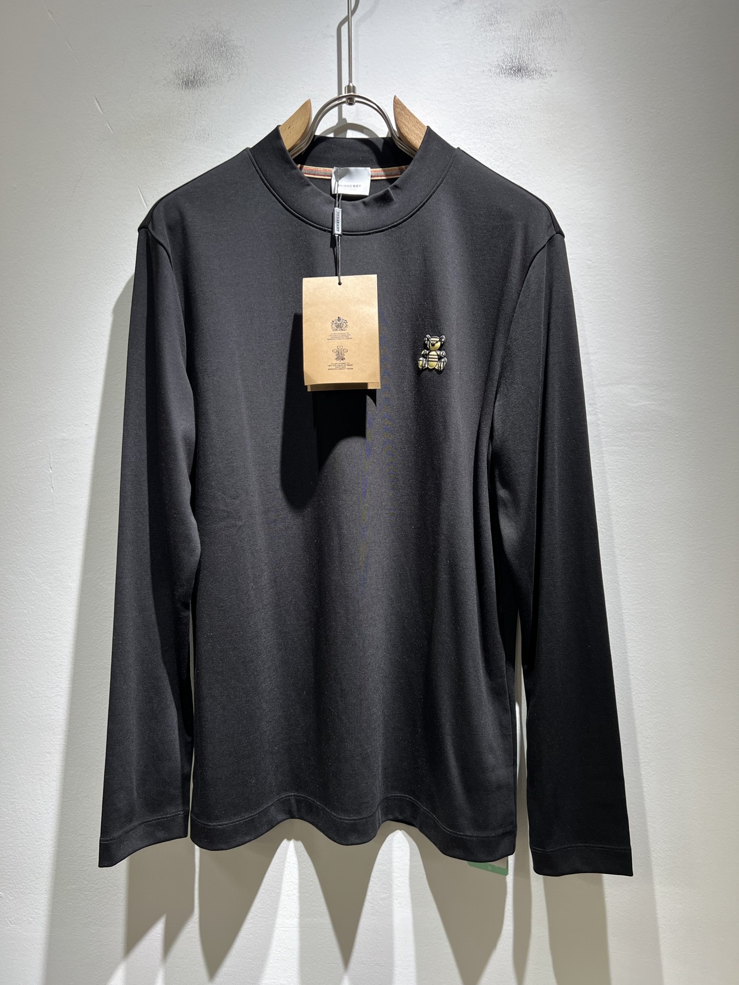 NO:523329,Bur*erry 2025 autumn and winter new men's base shirt, the latest brand design elements!  Neither monotonous nor complicated, it shows taste just right!  The logo pattern on the chest is designed with glue!  Comfortable, sweat-absorbing and breathable, custom-made original baby lint cotton fabric!  The unique sense of luxury presents a simple and elegant temperament!  Full three-dimensional! Standard cutting design!  Every detail is a synchronized with high-end fashion. Size: M-3XL, burberry, alexander wang19860909Bur*erry 巴*莉 2025秋冬新款男士打底衫,品牌最新设计元素！既不单调也不复杂,恰到好处的展现品味！衣身logo图案胸前压胶设计！舒适吸汗透气根本不在话下,定制原版婴儿绒棉面料！独具的高奢感呈现简约优雅气质！饱满立体!标准裁剪设计！每一处细节都是与高端时尚同步的体现.尺码:M-3XL,,burberry,alexander wang,Men's clothing