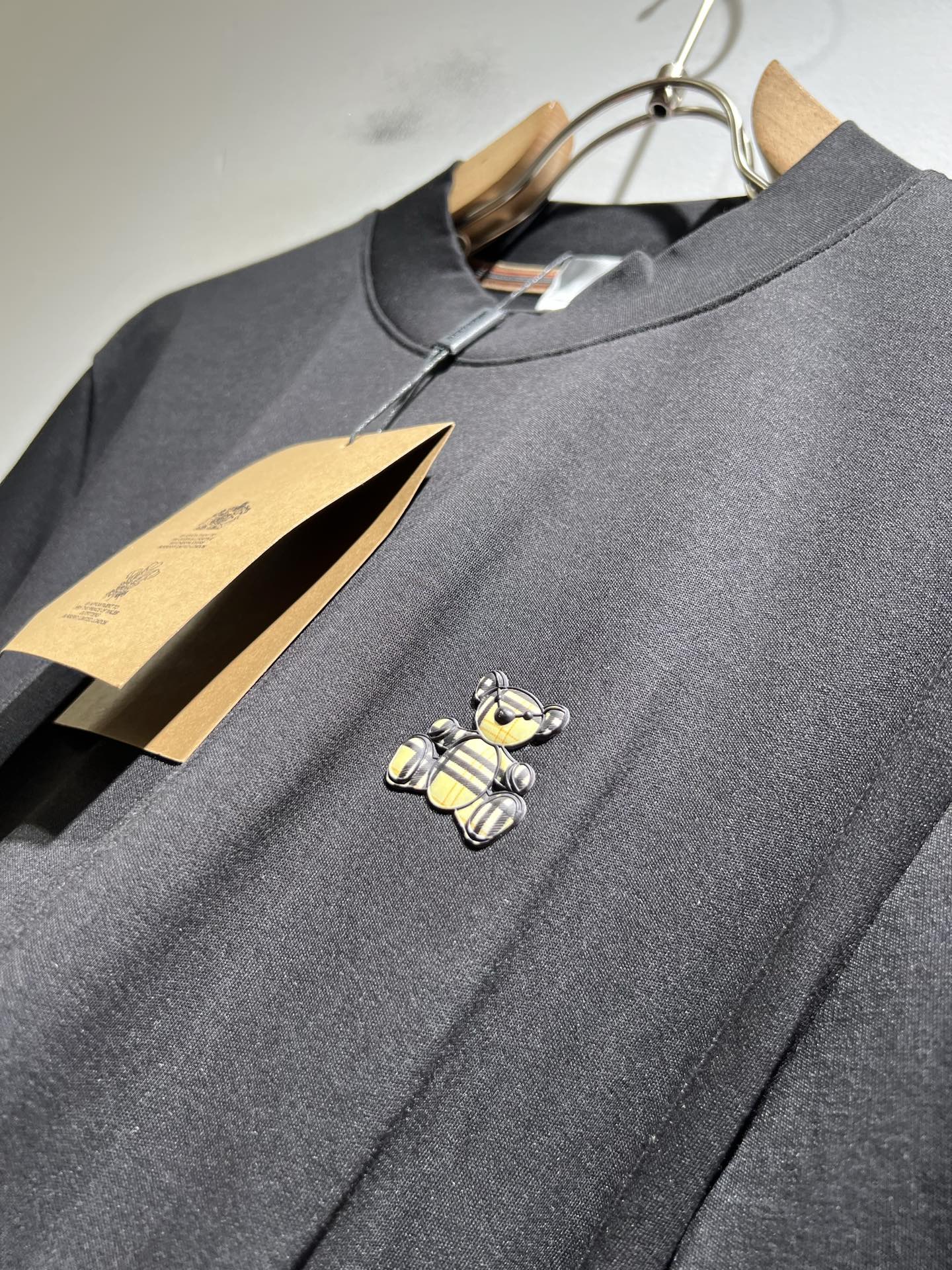 Bur*erry 巴*莉 2025秋冬新款男士打底衫，品牌最新设计元素！既不单调也不复杂,恰到好处的展现