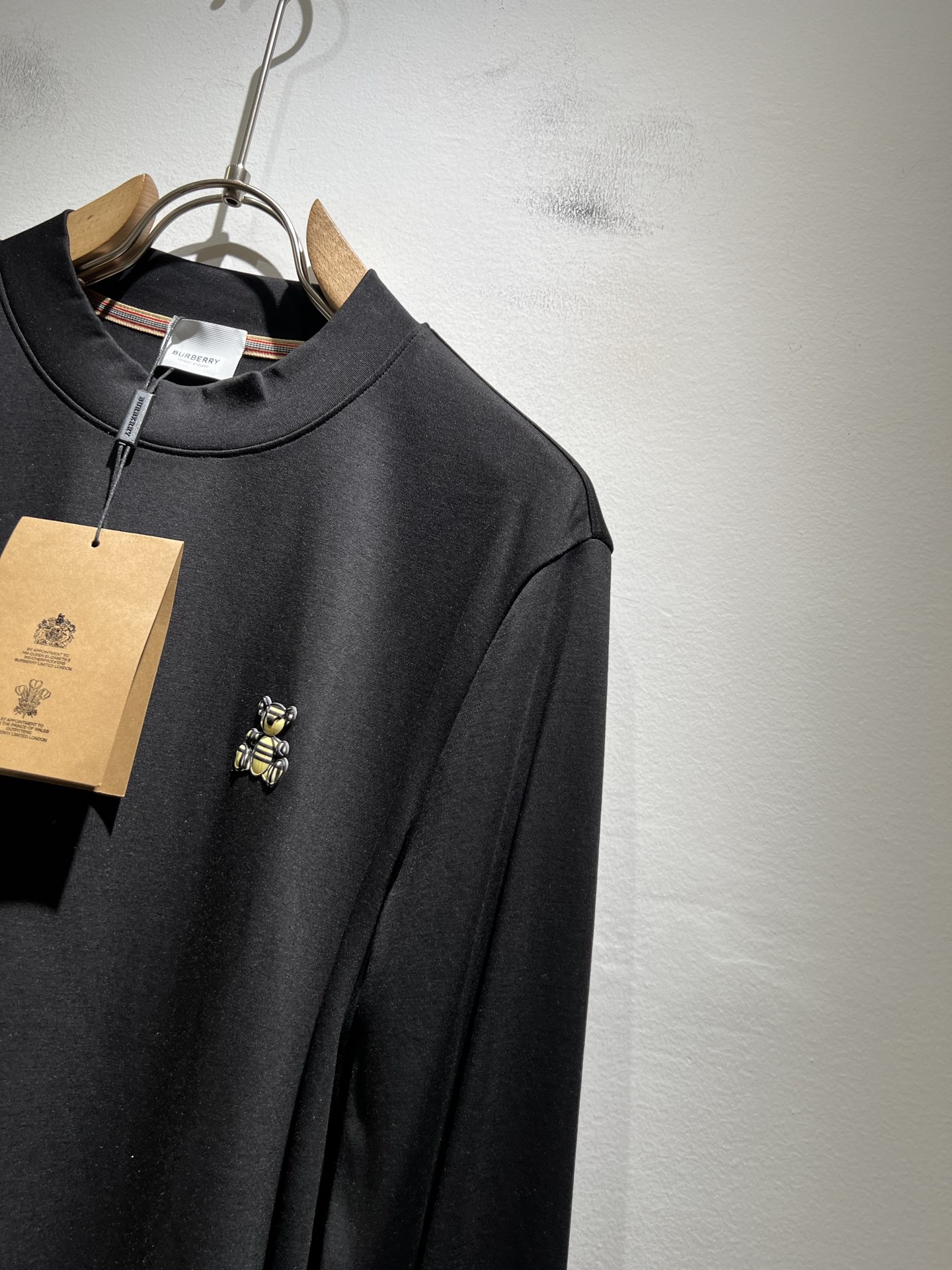 Bur*erry 巴*莉 2025秋冬新款男士打底衫，品牌最新设计元素！既不单调也不复杂,恰到好处的展现