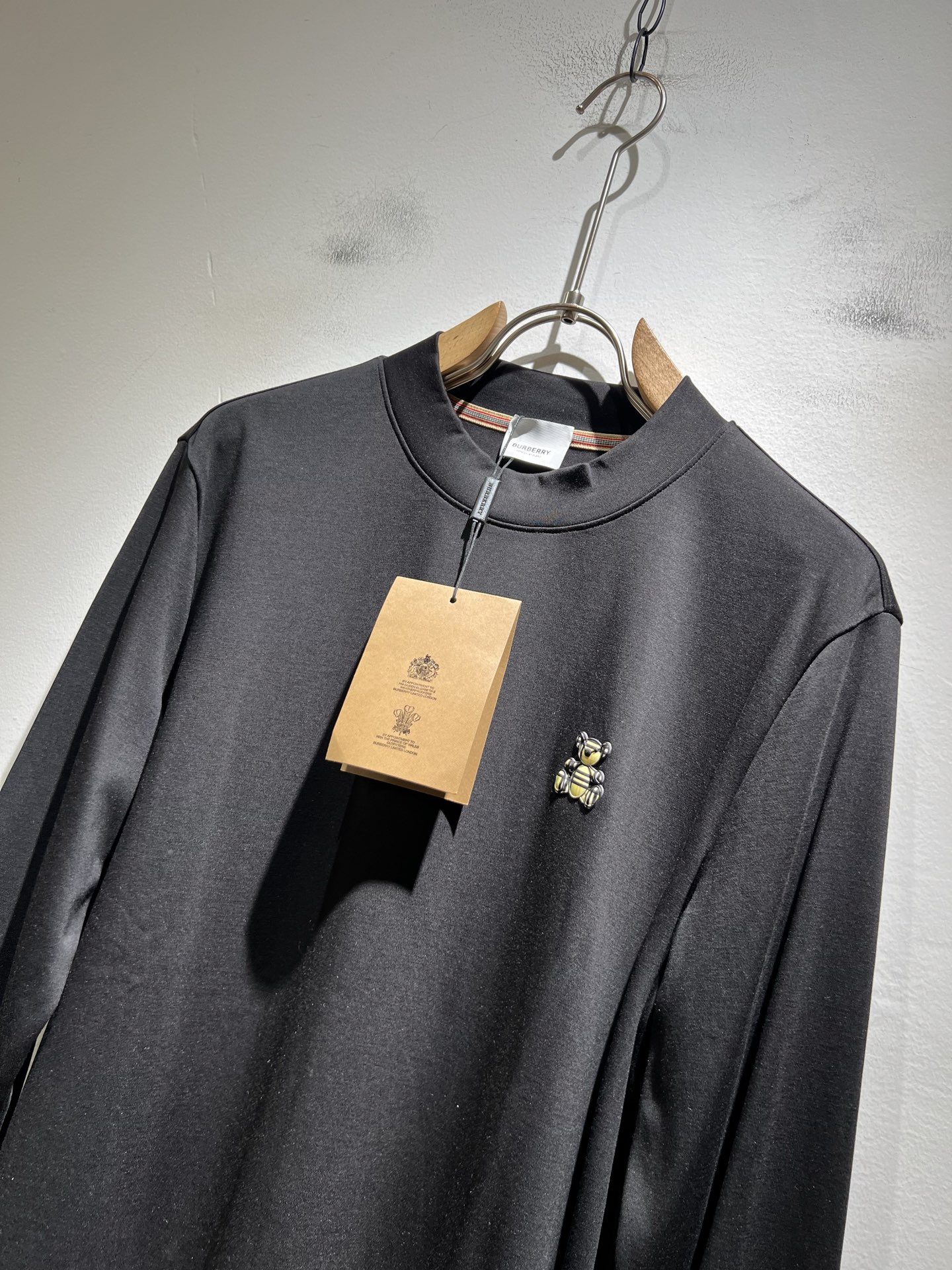 Bur*erry 巴*莉 2025秋冬新款男士打底衫，品牌最新设计元素！既不单调也不复杂,恰到好处的展现