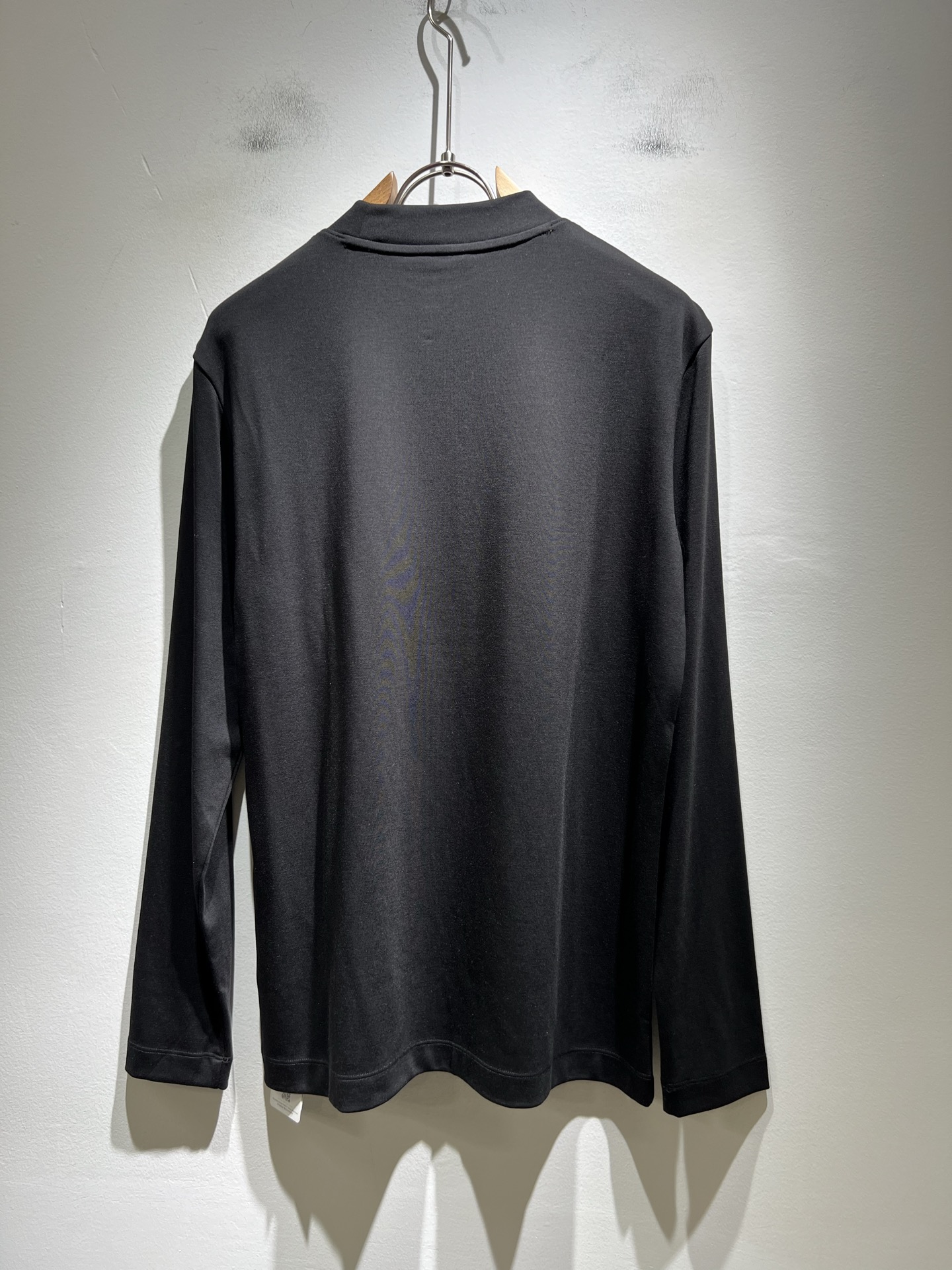 Bur*erry 巴*莉 2025秋冬新款男士打底衫，品牌最新设计元素！既不单调也不复杂,恰到好处的展现