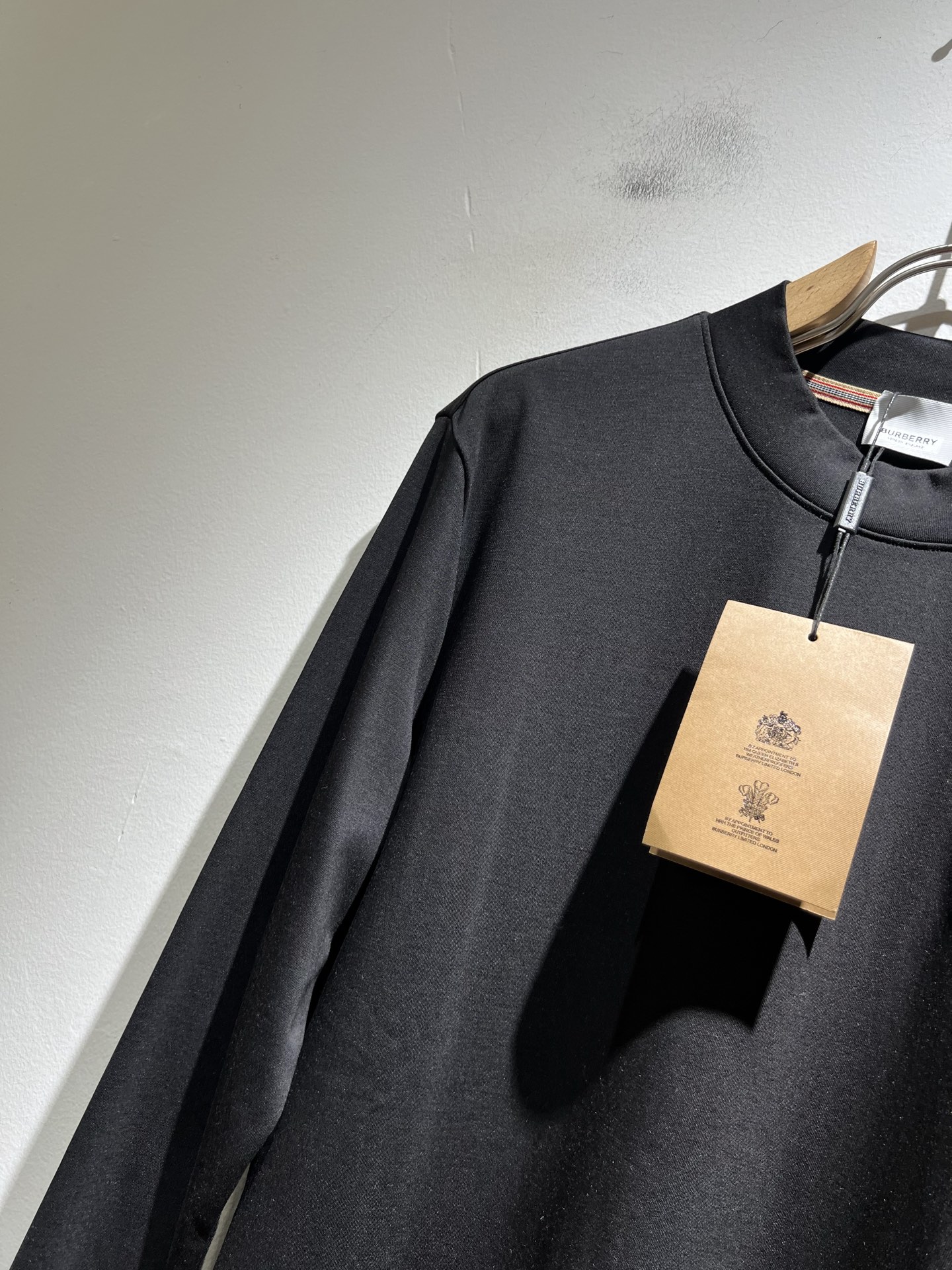 Bur*erry 巴*莉 2025秋冬新款男士打底衫，品牌最新设计元素！既不单调也不复杂,恰到好处的展现