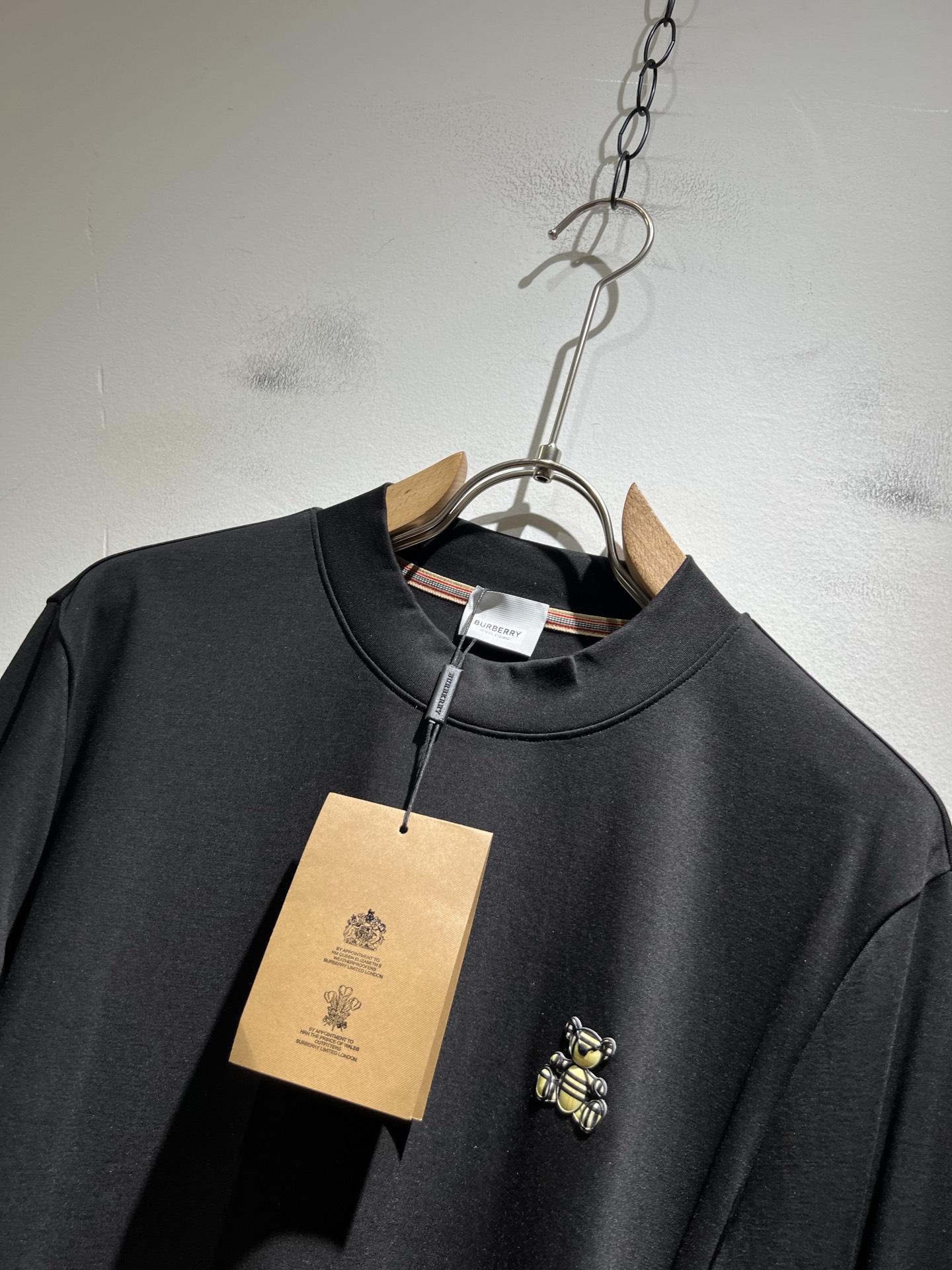 Bur*erry 巴*莉 2025秋冬新款男士打底衫，品牌最新设计元素！既不单调也不复杂,恰到好处的展现