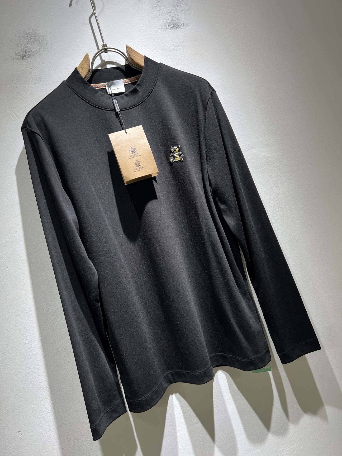 Bur*erry 巴*莉 2025秋冬新款男士打底衫，品牌最新设计元素！既不单调也不复杂,恰到好处的展现