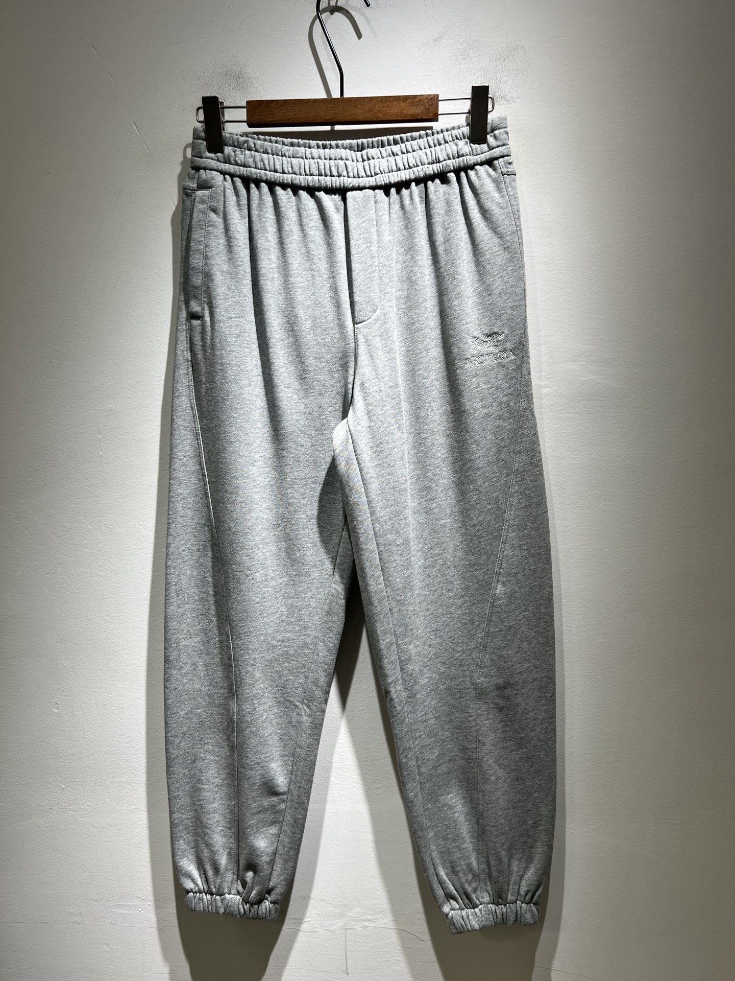 NO:523325,ARCTER*X Original Archaeological Bird 2025 autumn and winter new casual sports style casual pants, outdoor brands may first think of Canadian goose and Archaeological Bird. It gives people a feeling of trying out the label!  In addition to being quite accomplished in style design, the most obvious or most expert should be to have deeper and unique insights and attainments in fabrics. Through continuous structural research and problem-solving, and characterized by unique research on fabrics, these alone are enough to support it to become the first new logo brand image in the clothing manufacturing industry. This model uses pure cotton seiko blended fabric and embroidered logo pattern design!  The feel is smooth and soft, and it has both natural beauty and comfort. The large body style is cut cleanly and cleanly, and the fabric shows a different hazy structural beauty. It is made of exclusive mold customization. The fabric and its skills test the workers, can be smooth and smooth without wrinkles. The trouser leg embroidery logo pattern design!  It really tests the handmade work of every master!  Make the overall clean and neat, without leaving a trace of thread. Nowadays, men who pursue life are more refined in life, size M-3XL, arc'teryx, alexander wang19860909ARCTER*X始*祖鸟 2025秋冬新款休闲运动风格休闲裤,户外品牌可能大家第一想到的就是加拿大鹅、始祖鸟.给人一种标签试的感觉！除了在款式设计上颇有造诣之外,最明显或者说最为拿手的,应该就是在面料上的拥有更深独特见解跟造诣了.通过不断地结构研究和问题处理,在以面料独特研究为特征,仅凭这些就已经足以支撑其成为服装制造行业中,首屈可数的新标志品牌形象.此款采用纯棉精工混纺面料,刺绣logo图案设计！手感细滑柔软,同时兼具自然美感跟舒适度.大身上版型裁剪简洁干净,面料上显现出了不一样朦胧的结构性美感来.独家开模定制而成,面料及其考验工人的技术,能做到平整服帖又不起皱,裤腿刺绣logo图案设计！真的是很考验每位师傅的手工制作！使得整体干净利索,不留一丝线头.现在对于生活有所追求的男性也在生活中更为精致,尺码M-3XL,arc'teryx,alexander wang,Men's clothing