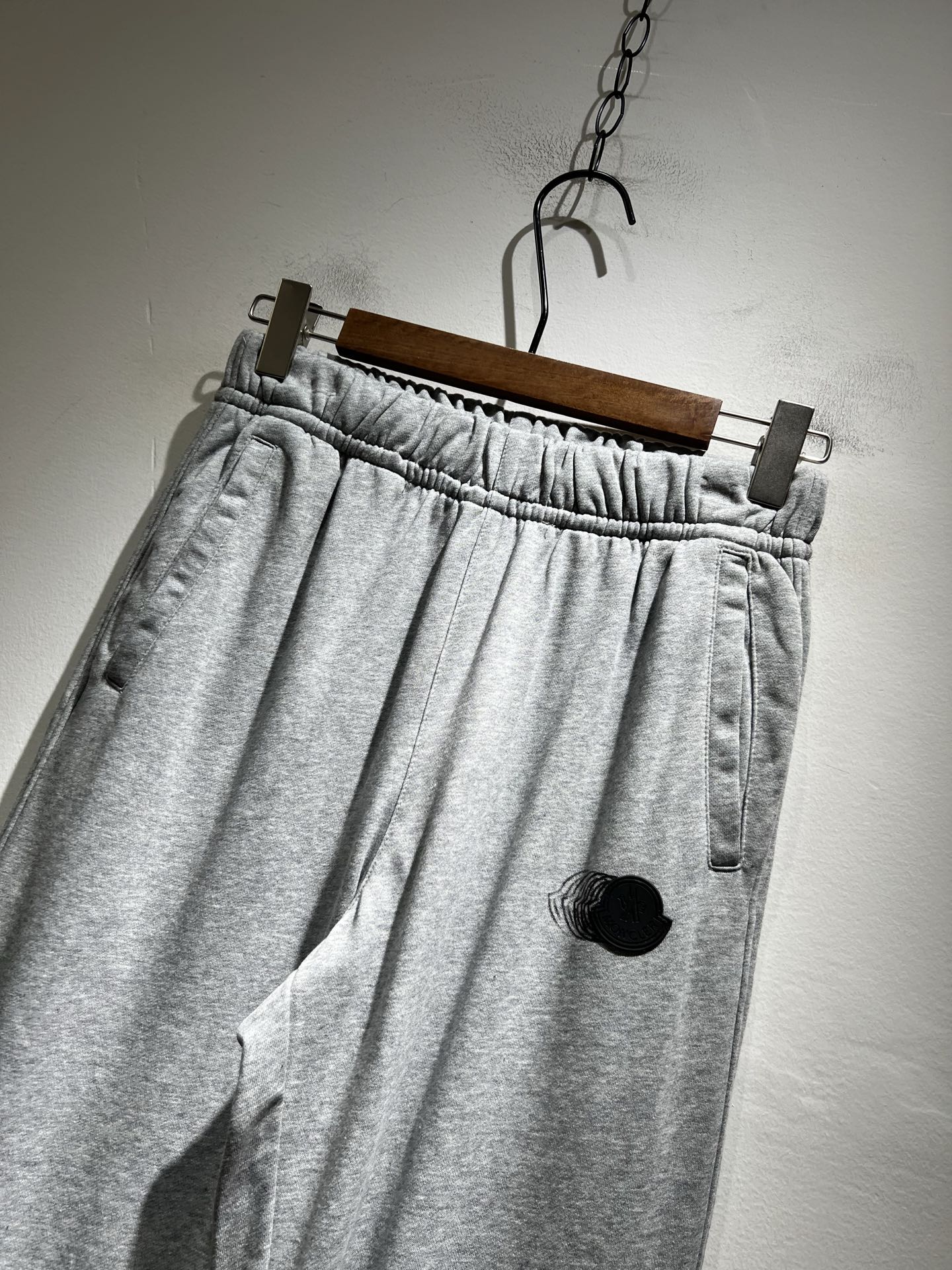 Moncl*r蒙*口2025秋冬最新的贸易订单休闲裤！全品相！！裤腿logo图案徽章设计！定制专属纯棉面