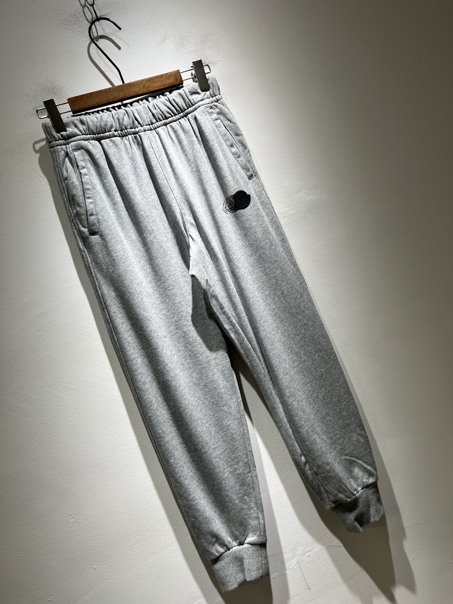 Moncl*r蒙*口2025秋冬最新的贸易订单休闲裤！全品相！！裤腿logo图案徽章设计！定制专属纯棉面