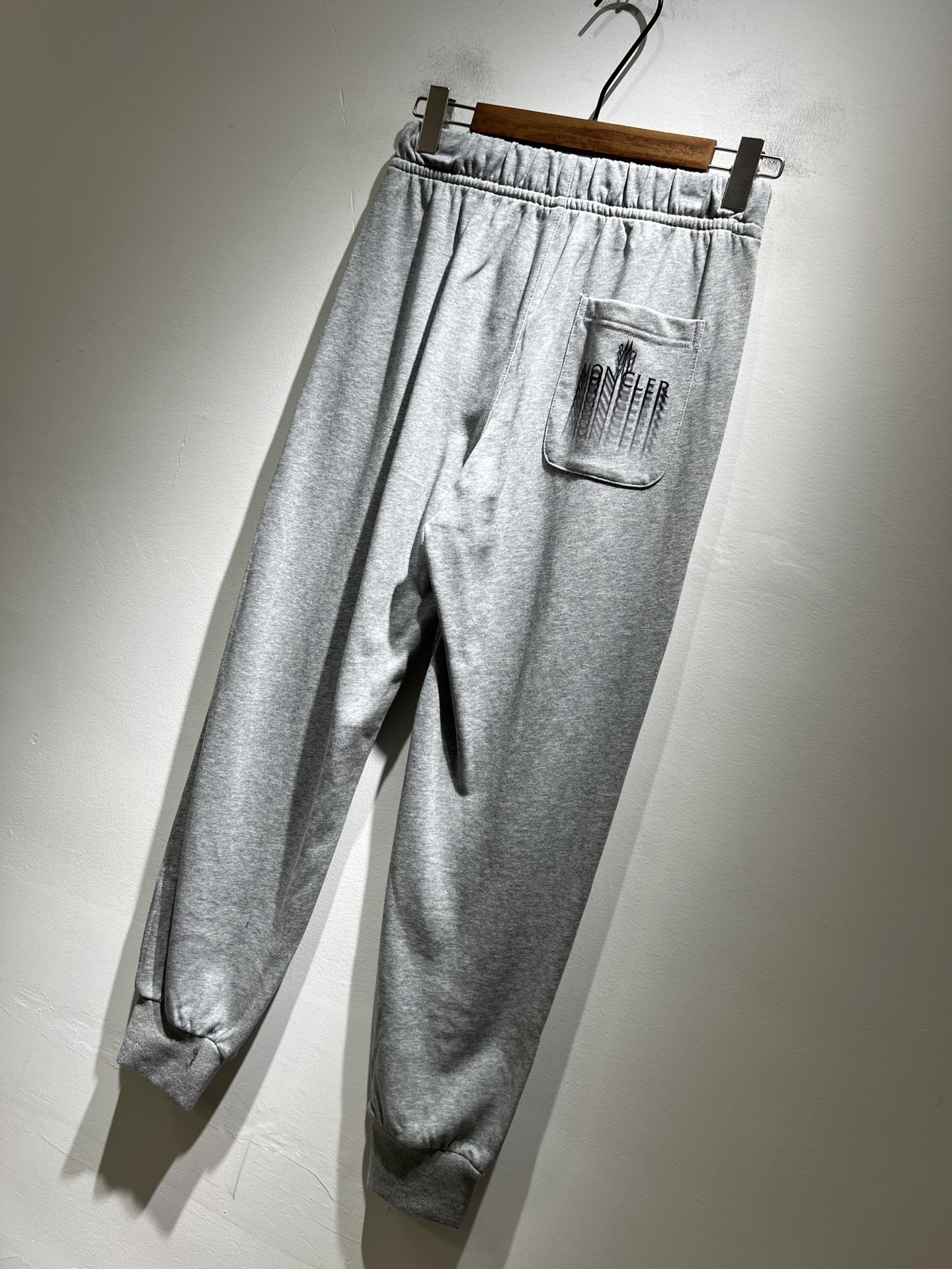 Moncl*r蒙*口2025秋冬最新的贸易订单休闲裤！全品相！！裤腿logo图案徽章设计！定制专属纯棉面