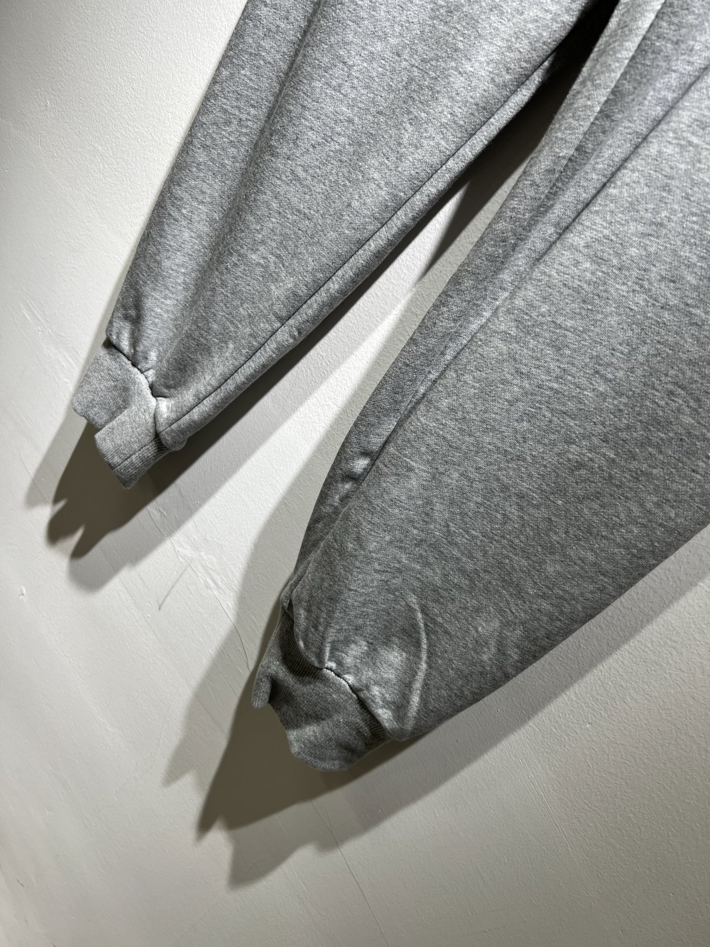 Moncl*r蒙*口2025秋冬最新的贸易订单休闲裤！全品相！！裤腿logo图案徽章设计！定制专属纯棉面