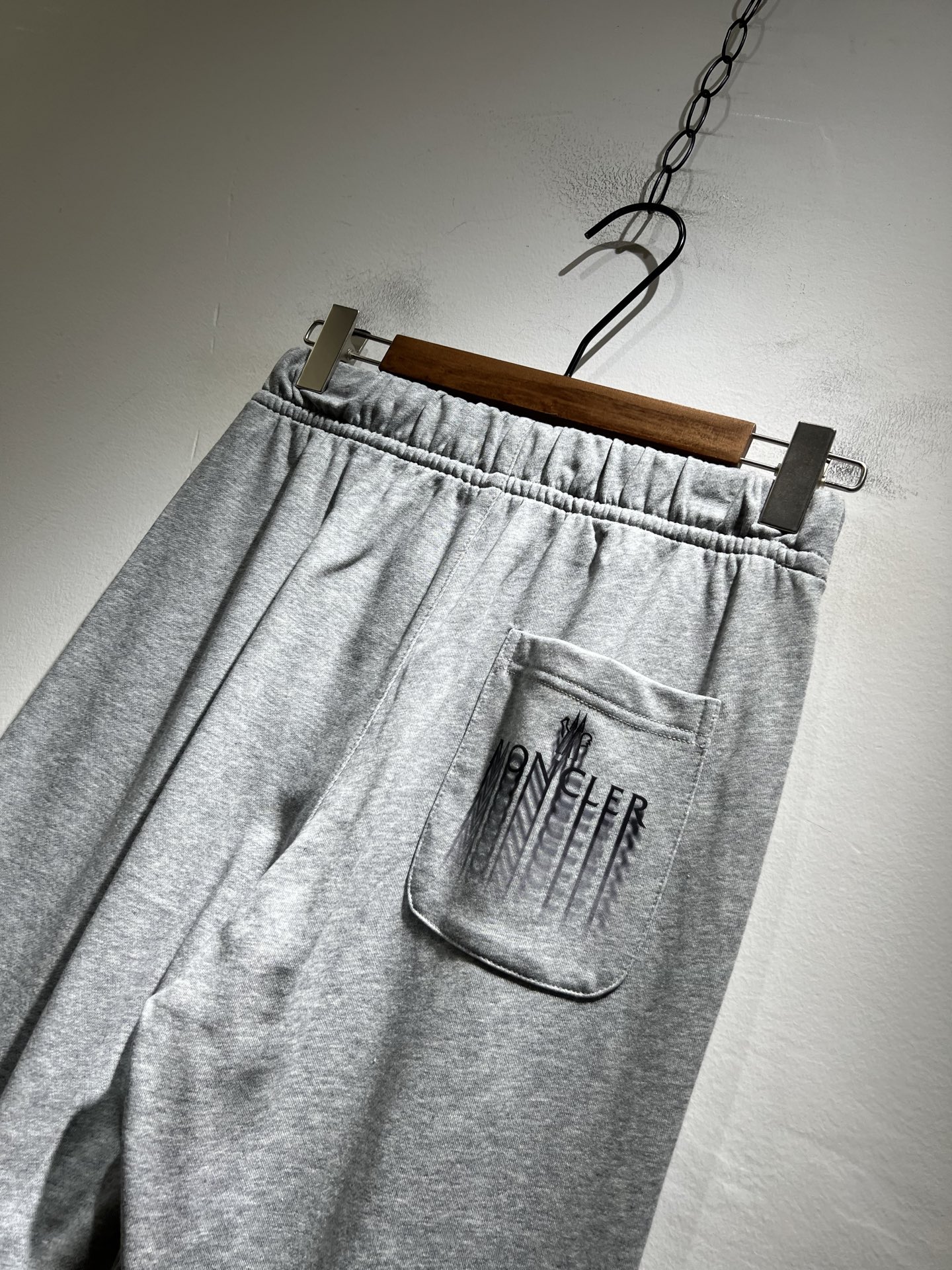 Moncl*r蒙*口2025秋冬最新的贸易订单休闲裤！全品相！！裤腿logo图案徽章设计！定制专属纯棉面