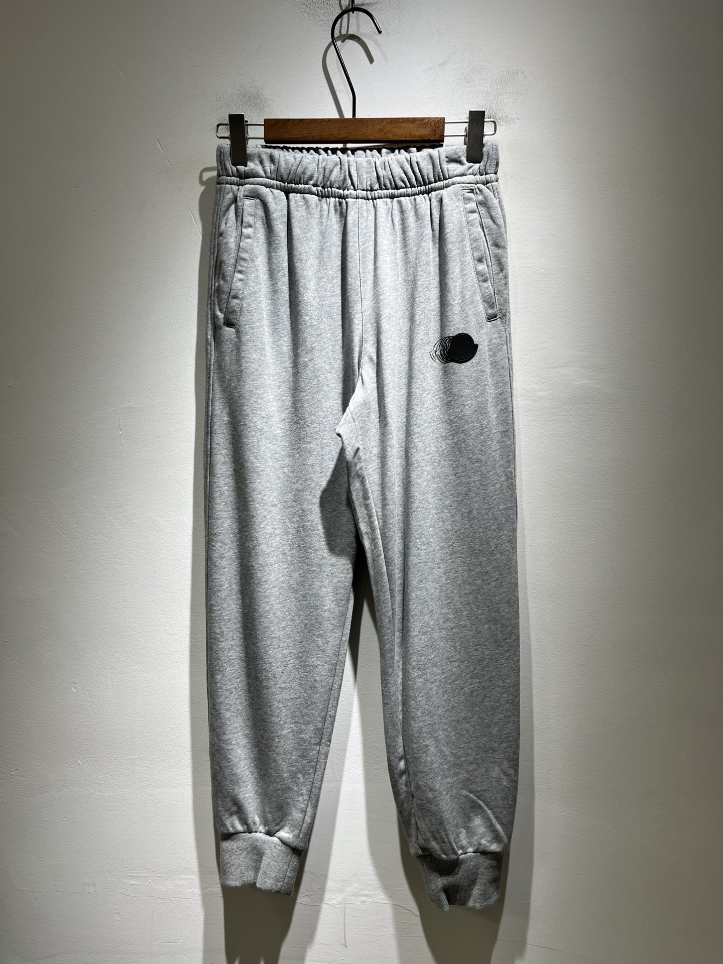 Moncl*r蒙*口2025秋冬最新的贸易订单休闲裤！全品相！！裤腿logo图案徽章设计！定制专属纯棉面