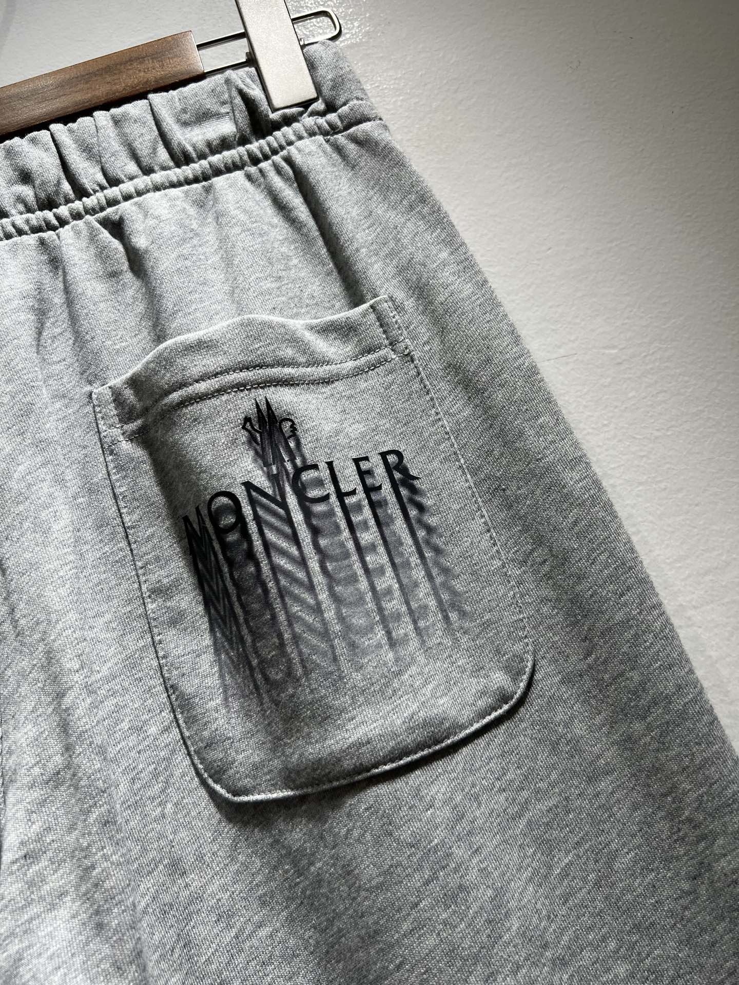 Moncl*r蒙*口2025秋冬最新的贸易订单休闲裤！全品相！！裤腿logo图案徽章设计！定制专属纯棉面