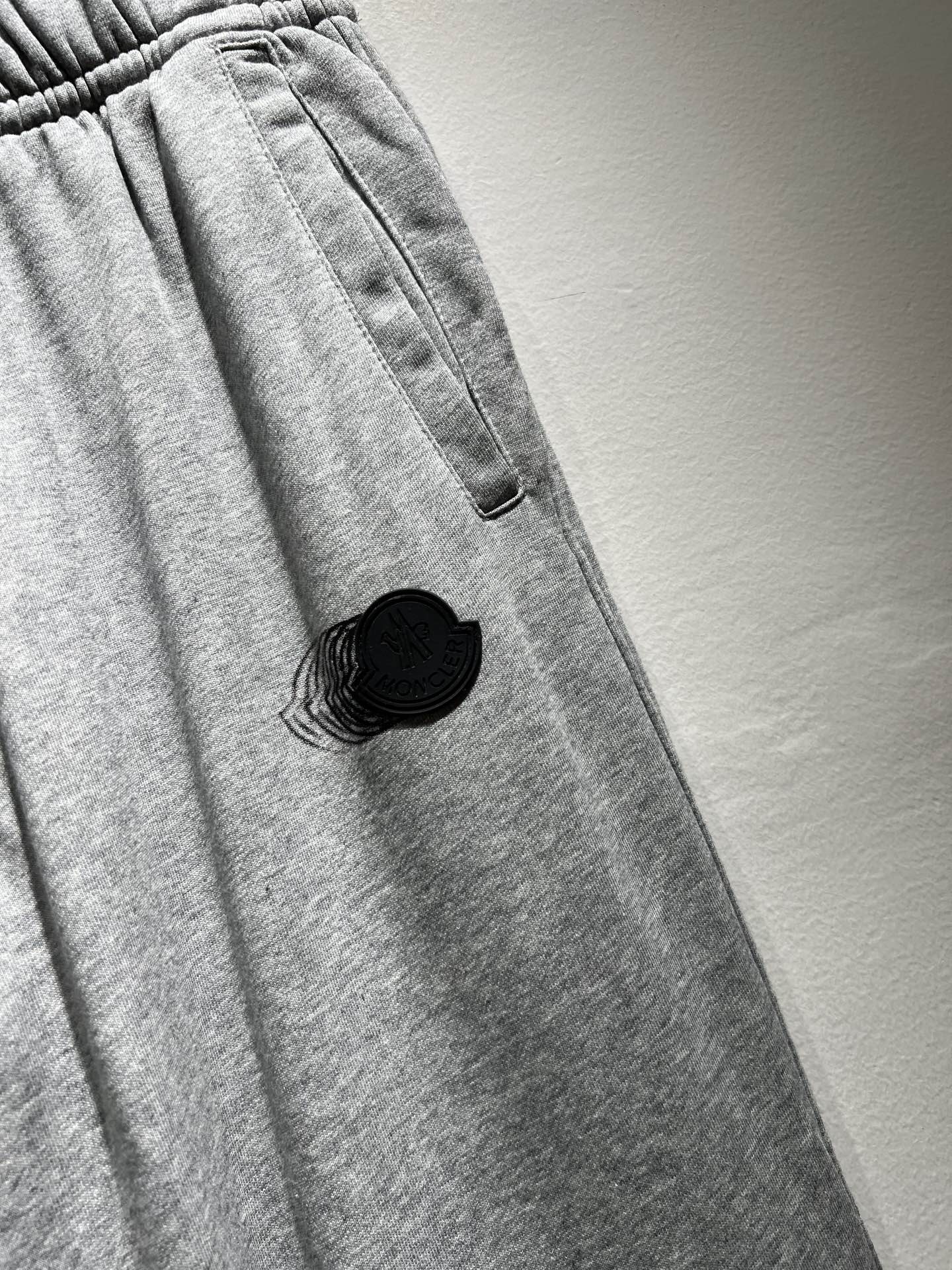 Moncl*r蒙*口2025秋冬最新的贸易订单休闲裤！全品相！！裤腿logo图案徽章设计！定制专属纯棉面