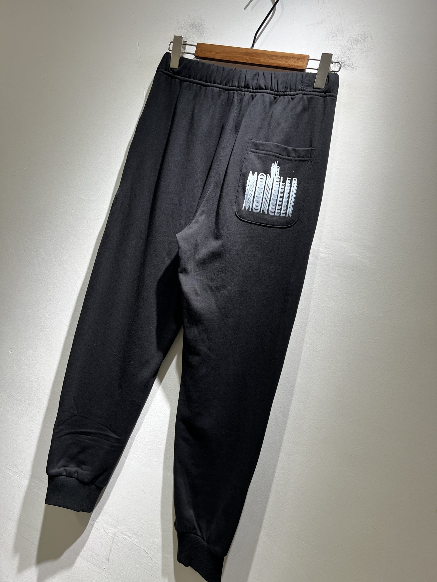 Moncl*r蒙*口2025秋冬最新的贸易订单休闲裤！全品相！！裤腿logo图案徽章设计！定制专属纯棉面