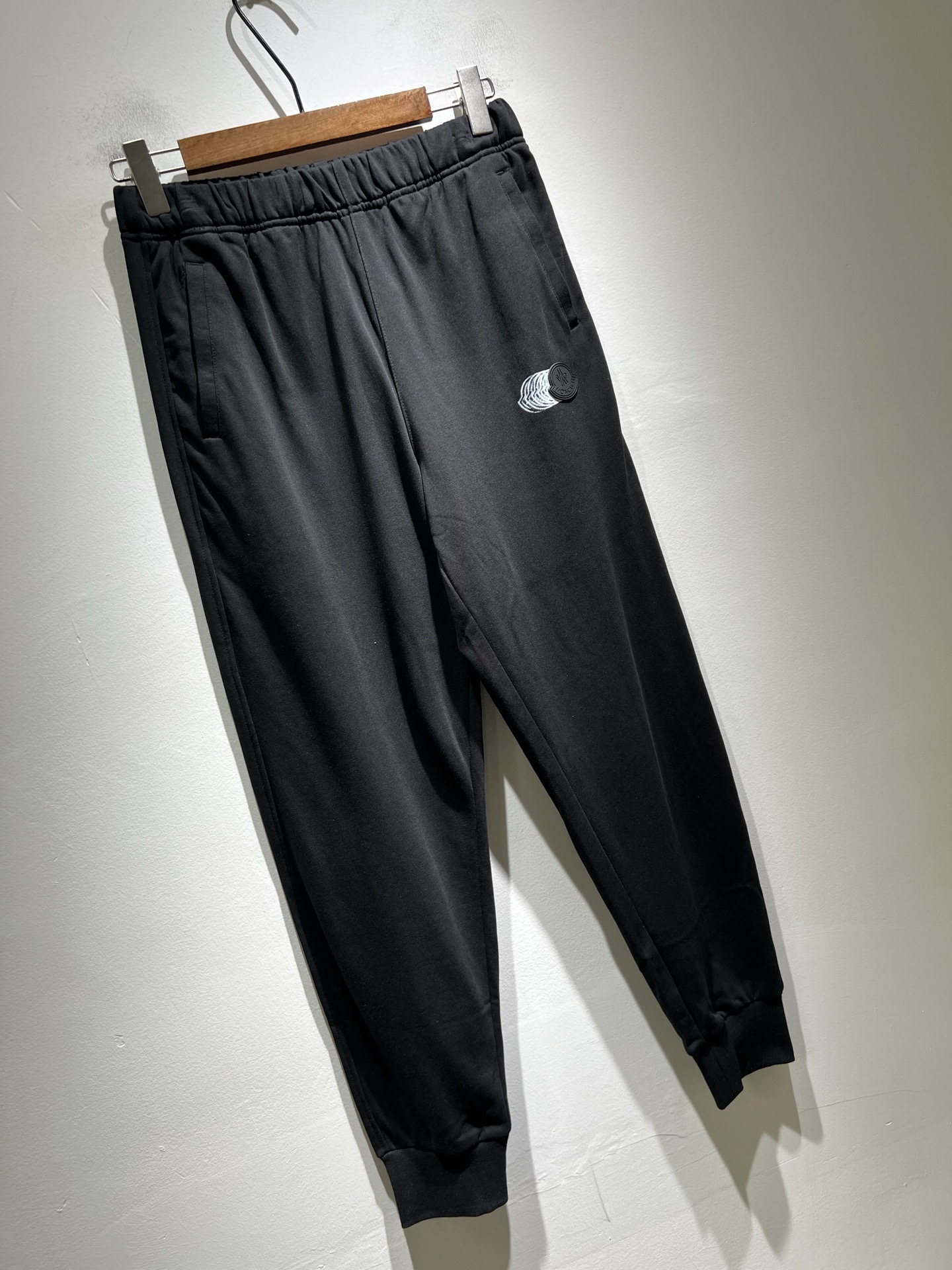 Moncl*r蒙*口2025秋冬最新的贸易订单休闲裤！全品相！！裤腿logo图案徽章设计！定制专属纯棉面