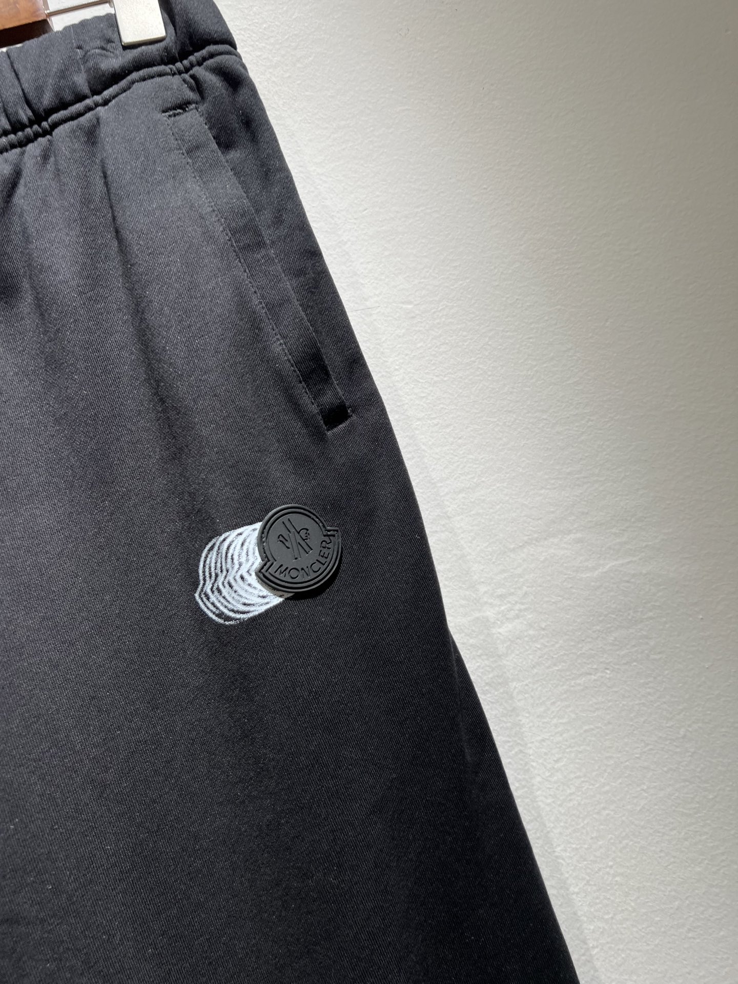 Moncl*r蒙*口2025秋冬最新的贸易订单休闲裤！全品相！！裤腿logo图案徽章设计！定制专属纯棉面